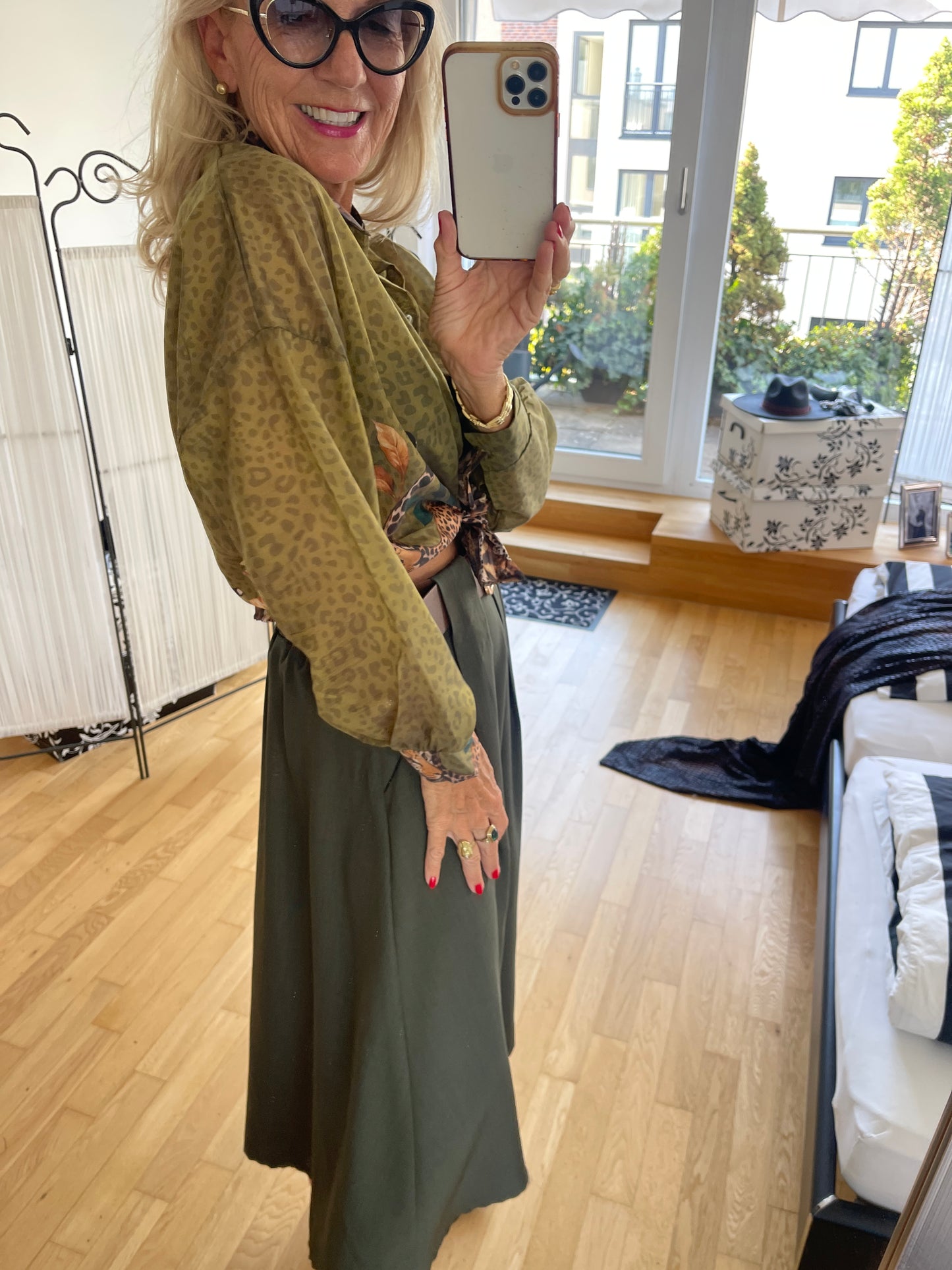 Bluse KASTORIA oliv €89,90; diesem Modell kann man doch gar nicht widerstehen!!