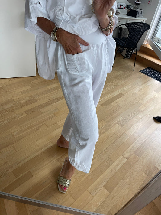 Hose PEGGY white M €69,90; geniales Modell mit Wohlfühlgarantie