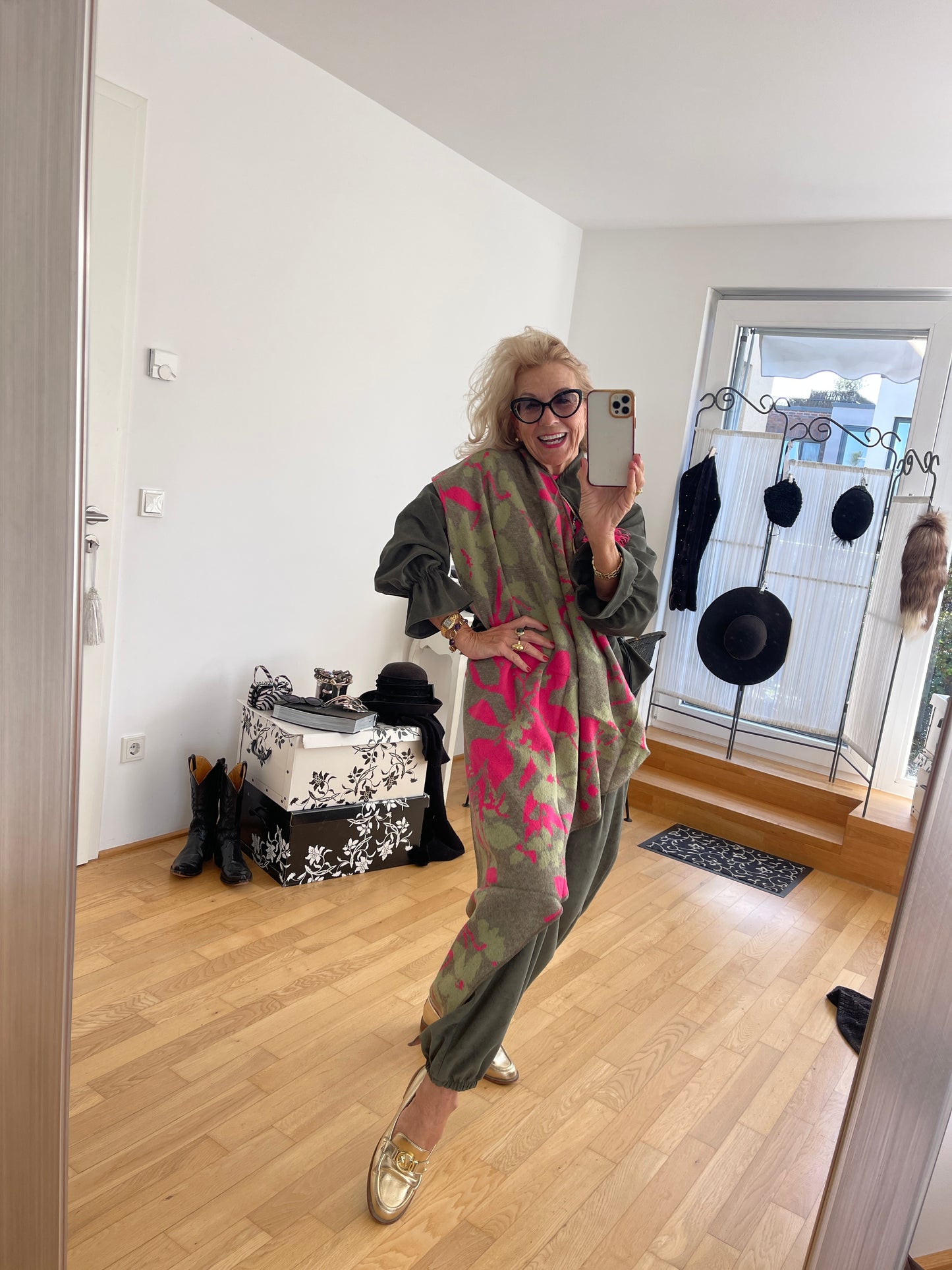 Schal CARLO €49,90 oliv/pink ; die tolle Farbkombi, der neue Look.. einfach perfekt!🍁