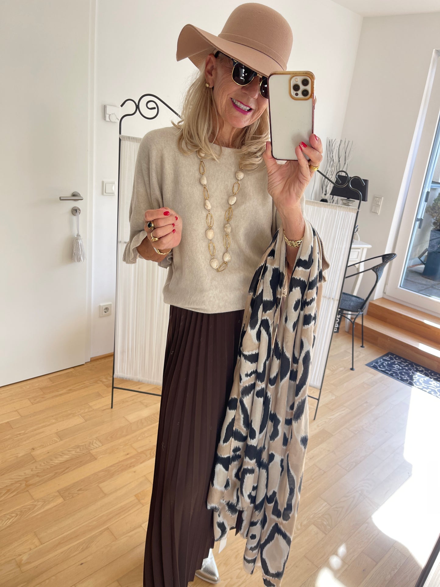 Schal TROJA €49,90; stylischer Schal, edel und extravagant