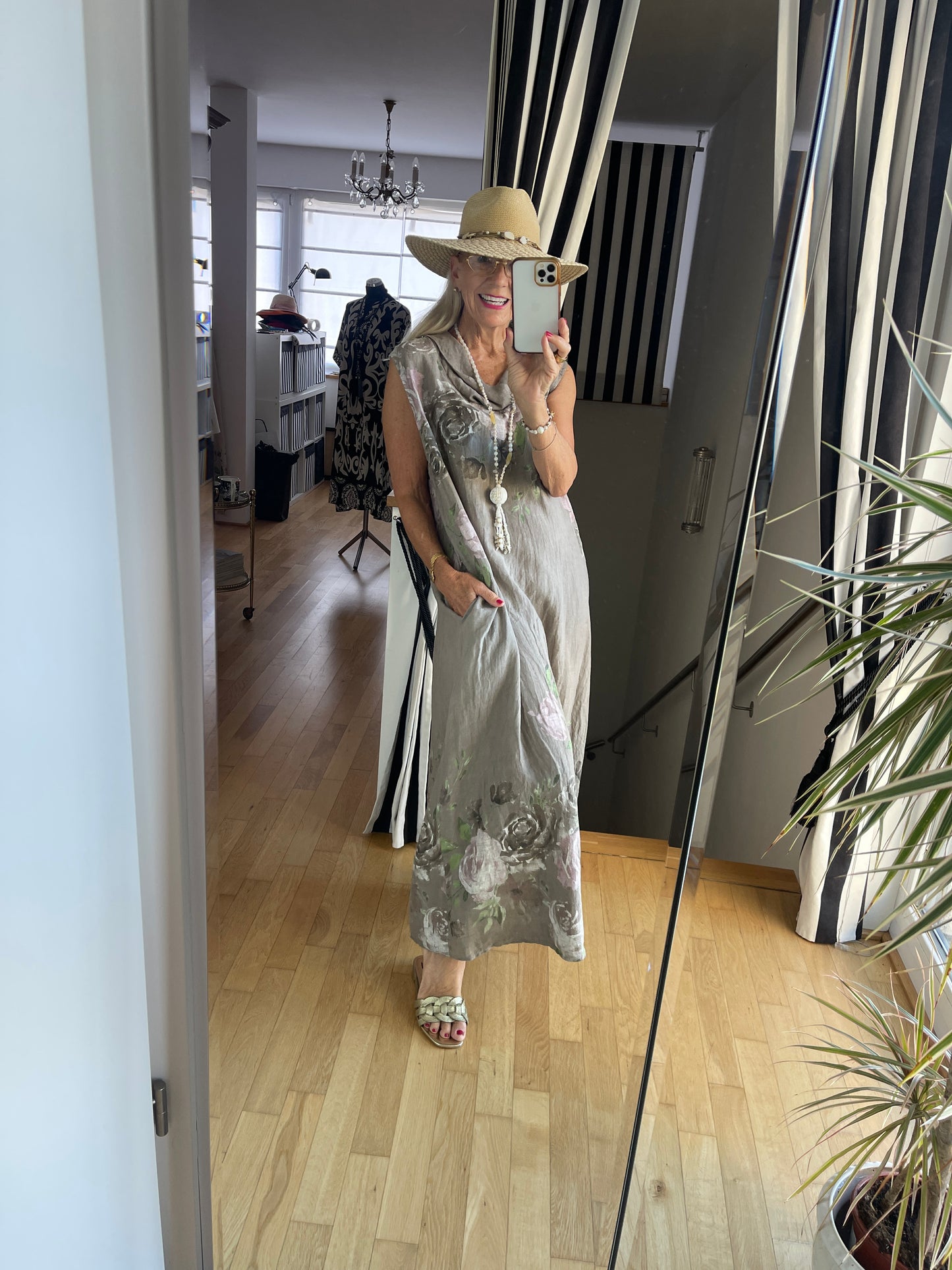 Kleid CARLOTTA nougat €79,90 statt €109,90;… Kleider machen Leute… Modell CARLOTTA hält Wort