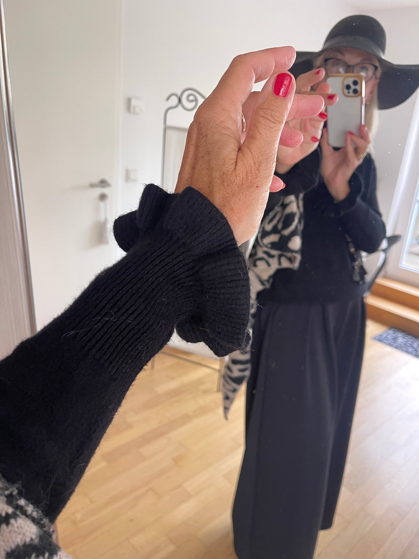 Pullover JELO black €69,90; Basic-Look mit Raffinesse🍁