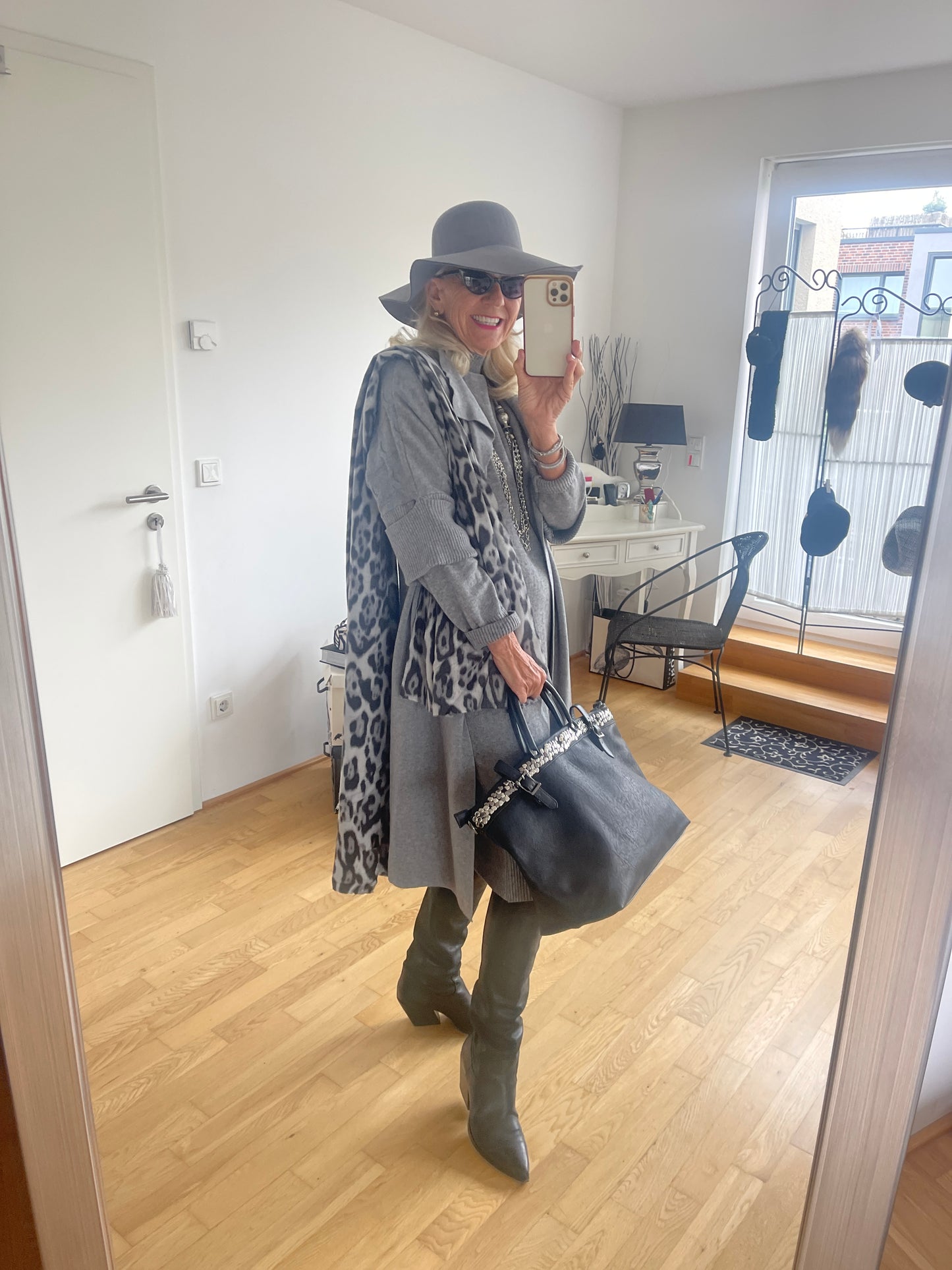 Mantel MERAN grey; jetzt €69,90 statt €129,90; „Im Black-Friday-Outlet“ super ausgefallener Strickmantel, der seines Gleichen sucht