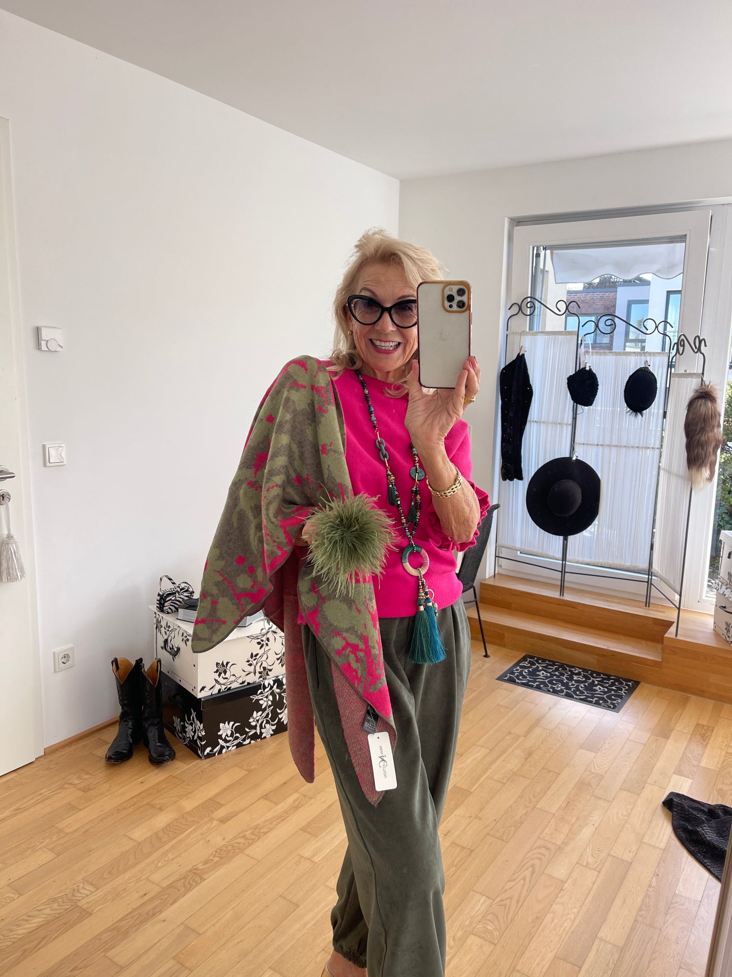 Schal CARLO €49,90 oliv/pink ; die tolle Farbkombi, der neue Look.. einfach perfekt!🍁