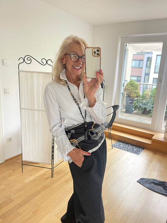 Bluse MAMARIS white €79,90; edler Klassiker mit dem gewissen Etwas🍁