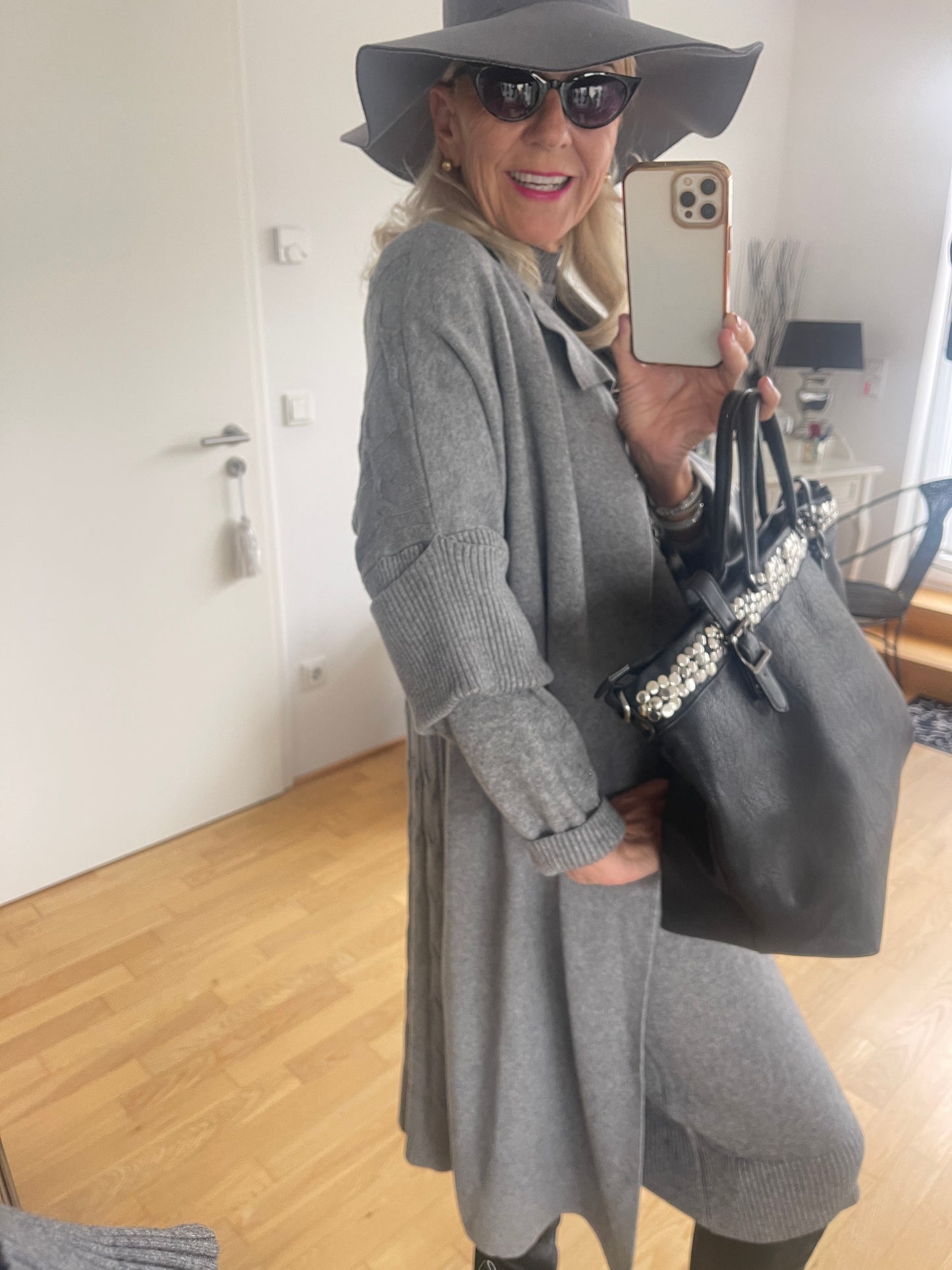 Mantel MERAN grey; jetzt €69,90 statt €129,90; „Im Black-Friday-Outlet“ super ausgefallener Strickmantel, der seines Gleichen sucht