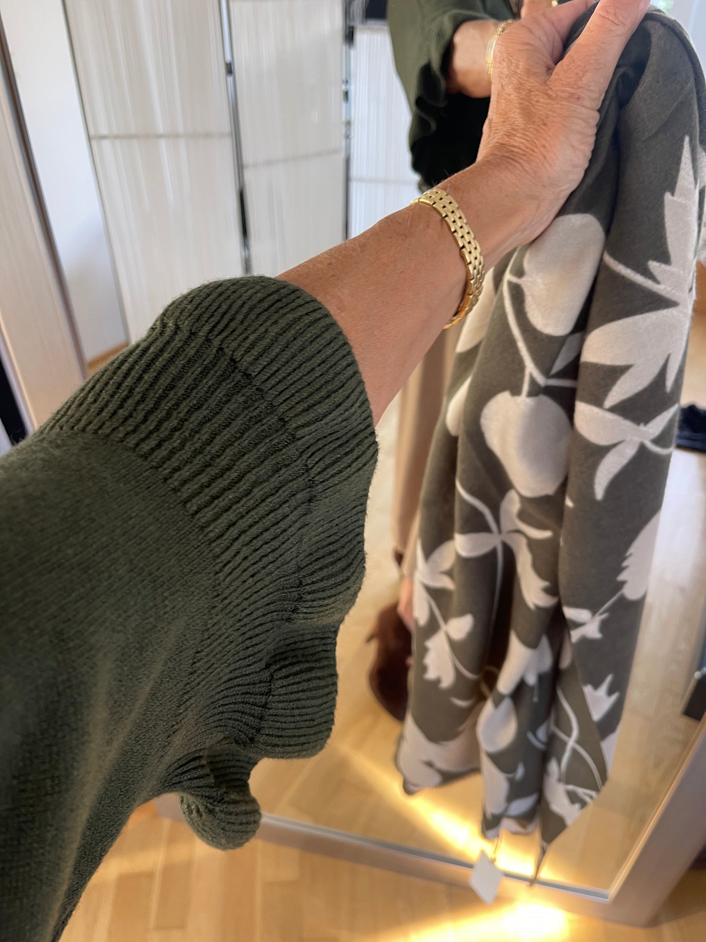 Pullover COLETTE olive €69,90; edel, schick und kuschelig