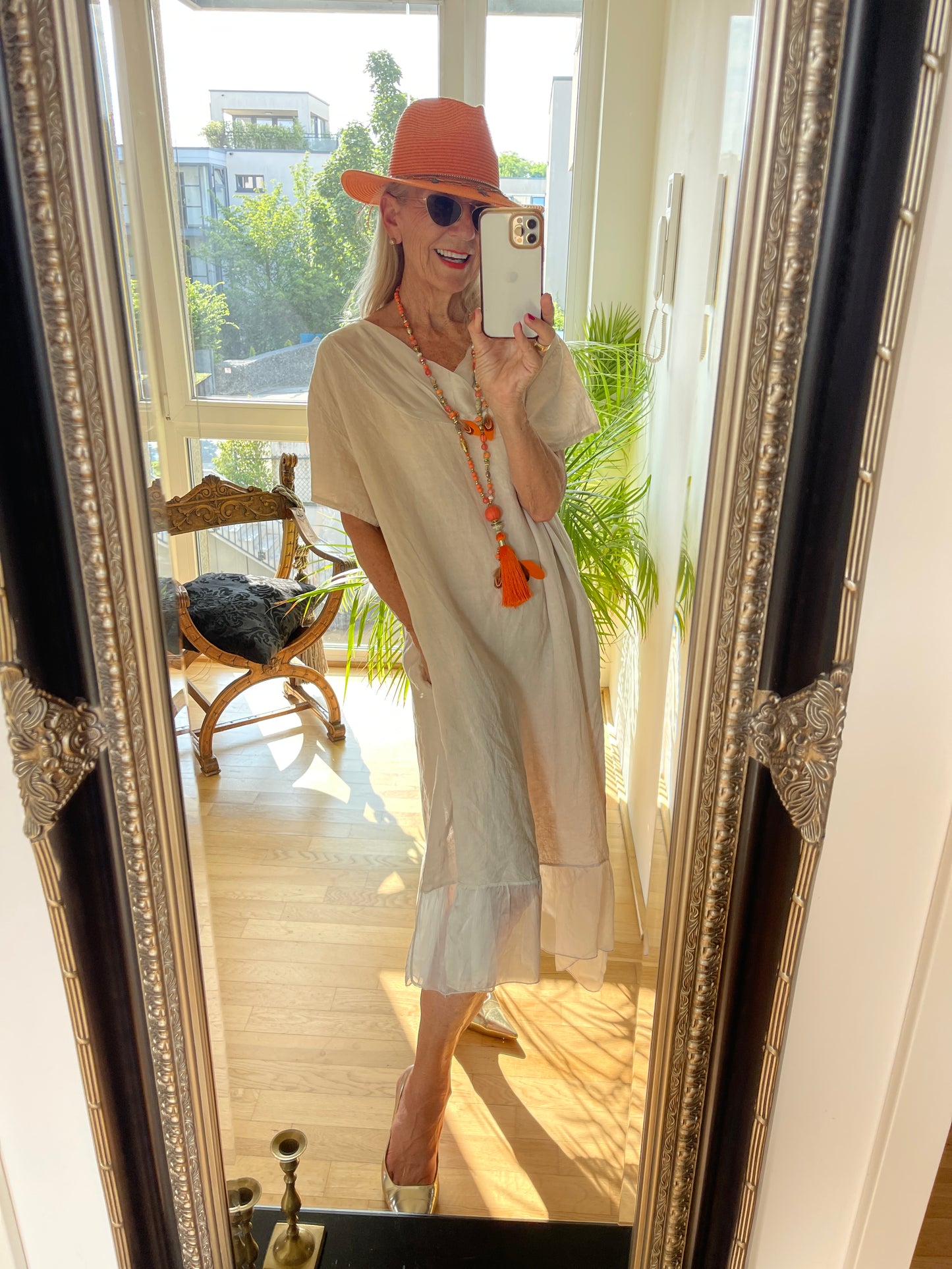 Kleid MARGOT beige €79,90 statt €109,90; auch starke Größen lieben extravagante Mode