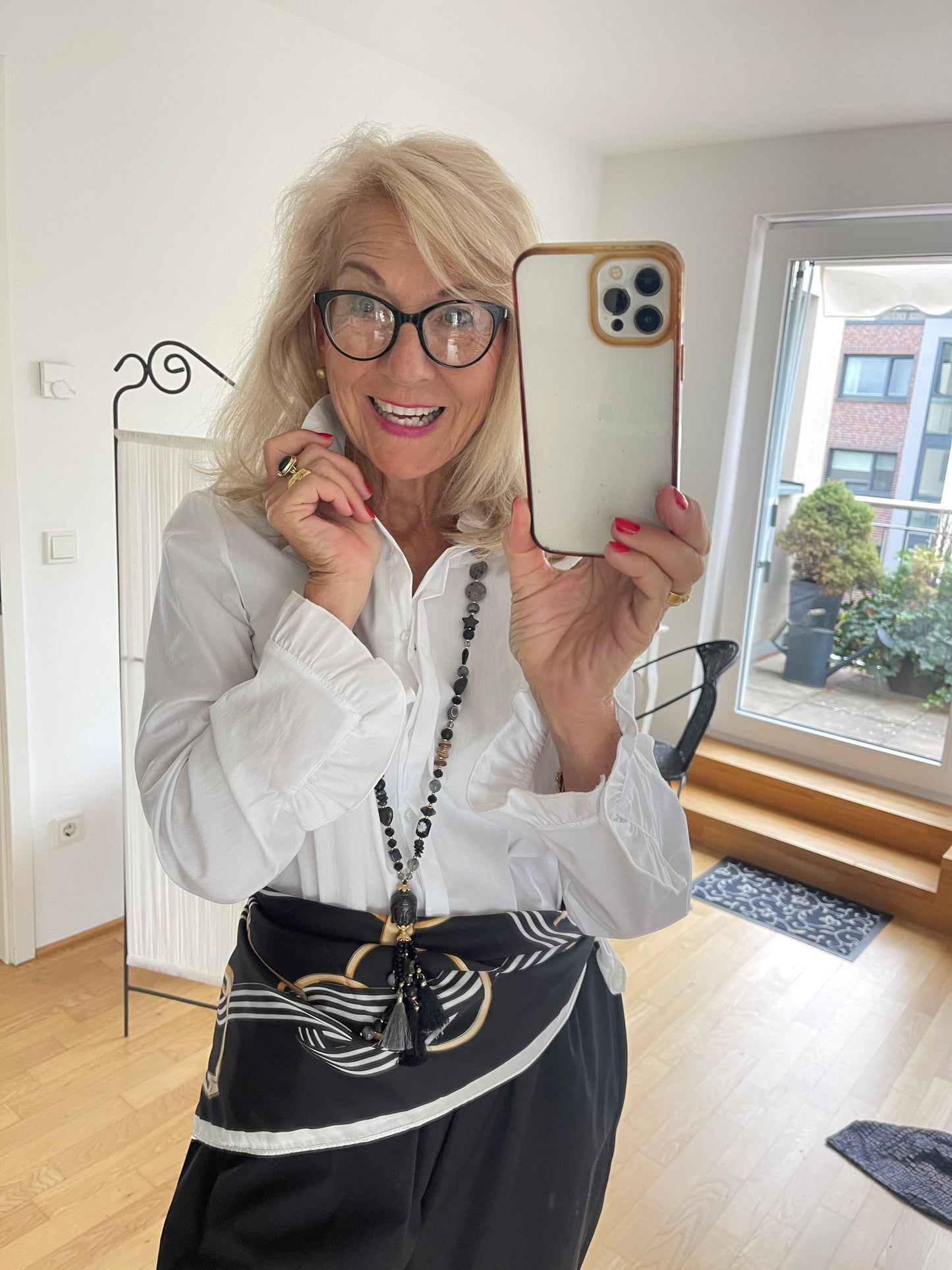 Bluse MAMARIS white €79,90; edler Klassiker mit dem gewissen Etwas🍁