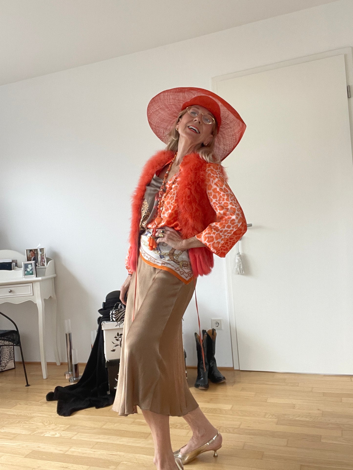 Weste PUSCHEL orange €119,90; super stylische Fell-Fake-Weste