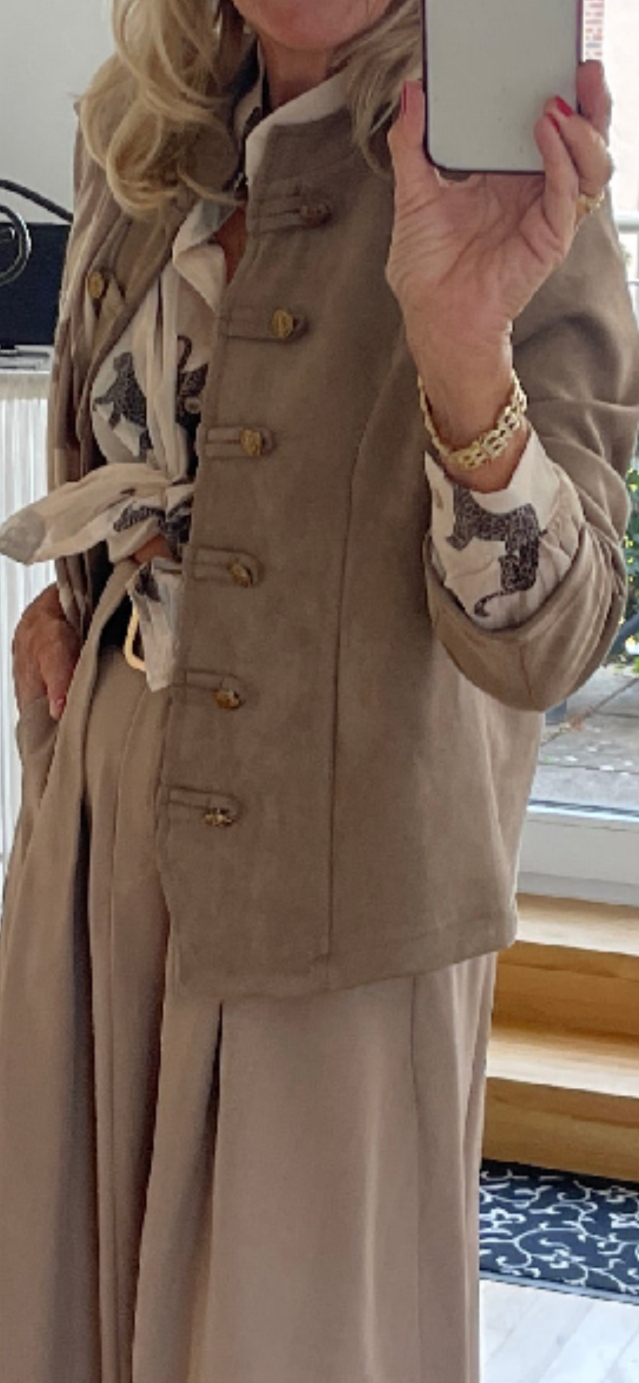 Jacke ARGI taupe €109,90; diese stylische Jacke rundet jedes Outfit perfekt ab🍁🍂