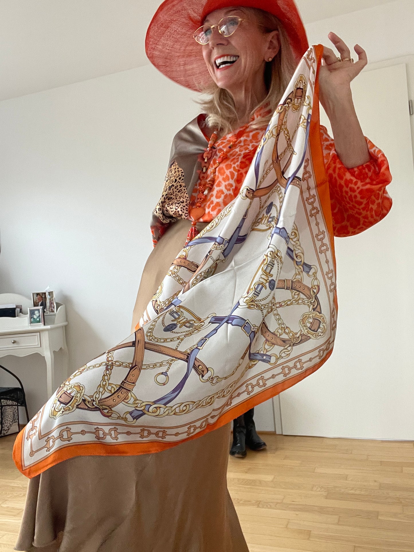 Schal „Nickituch“ JASON orange €29,90; Ein MUST-HAVE der Saison