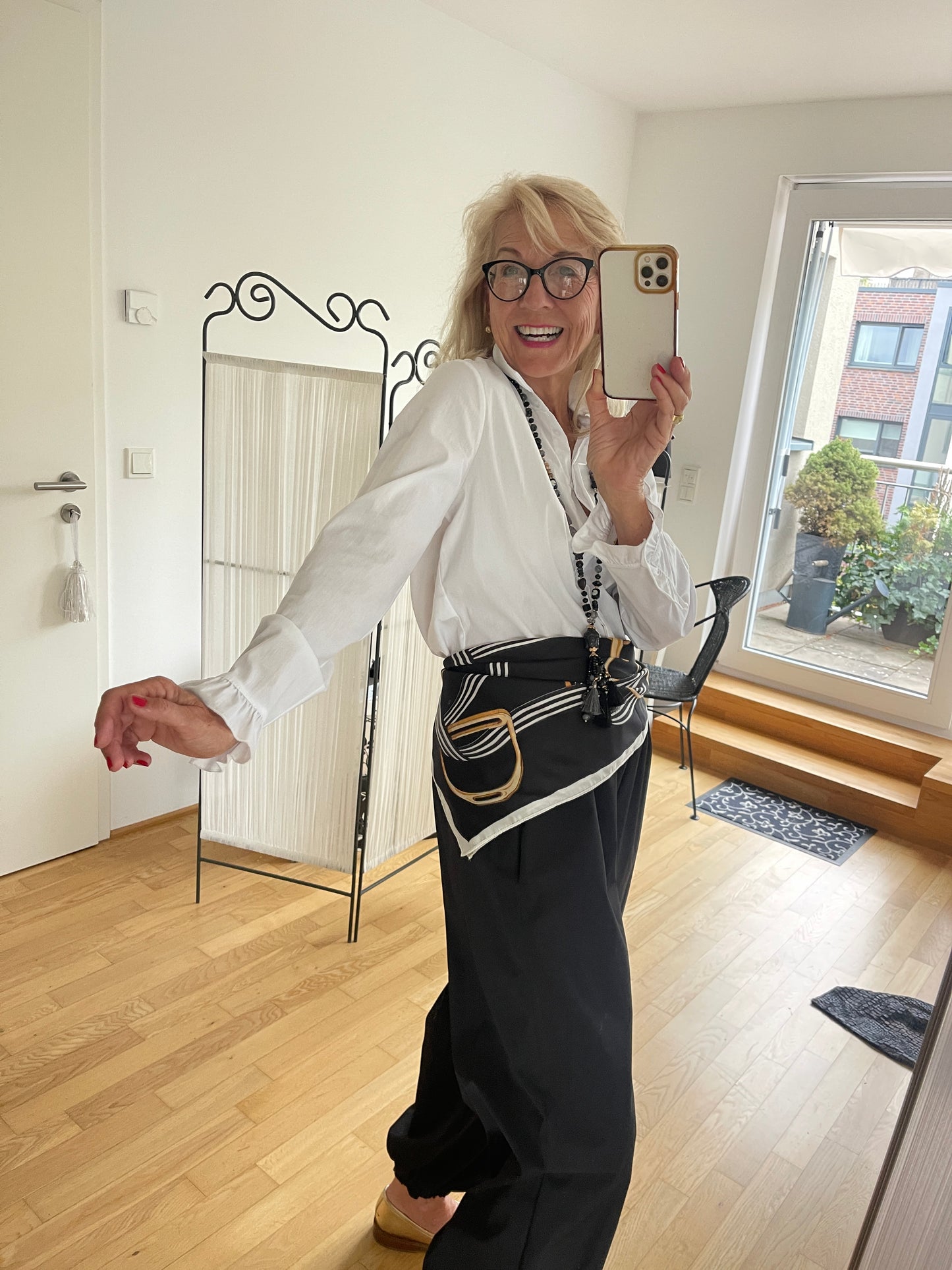 Bluse MAMARIS white €79,90; edler Klassiker mit dem gewissen Etwas🍁