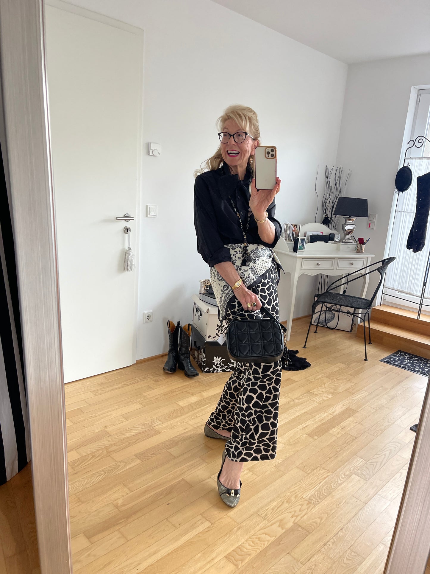 Bluse DELIA black €79,90; das ist doch mal eine ganz besondere schwarze Bluse