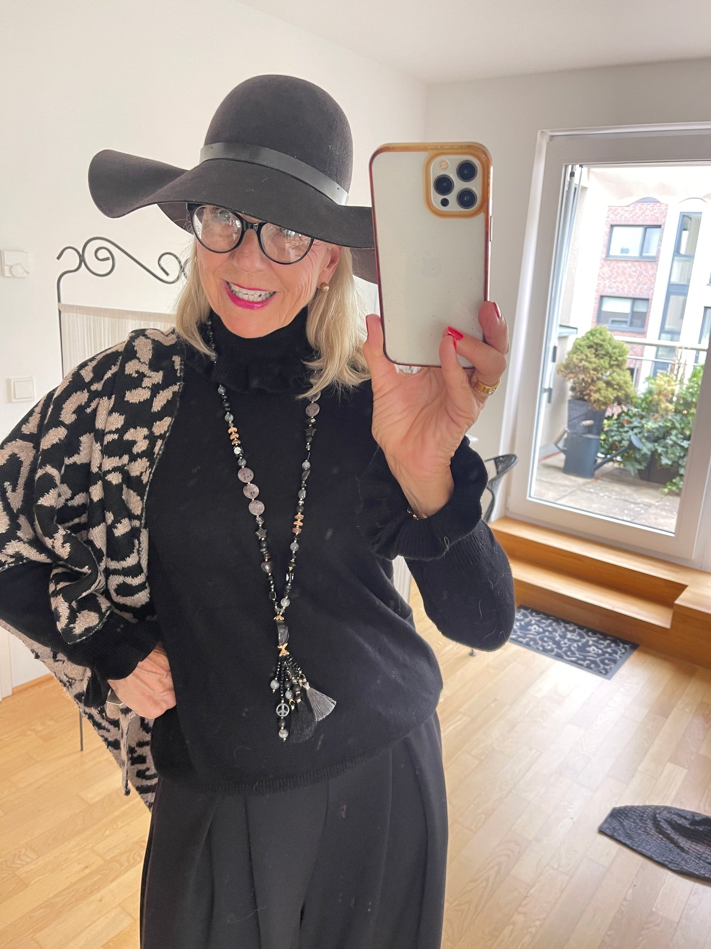 Pullover JELO black €69,90; Basic-Look mit Raffinesse🍁