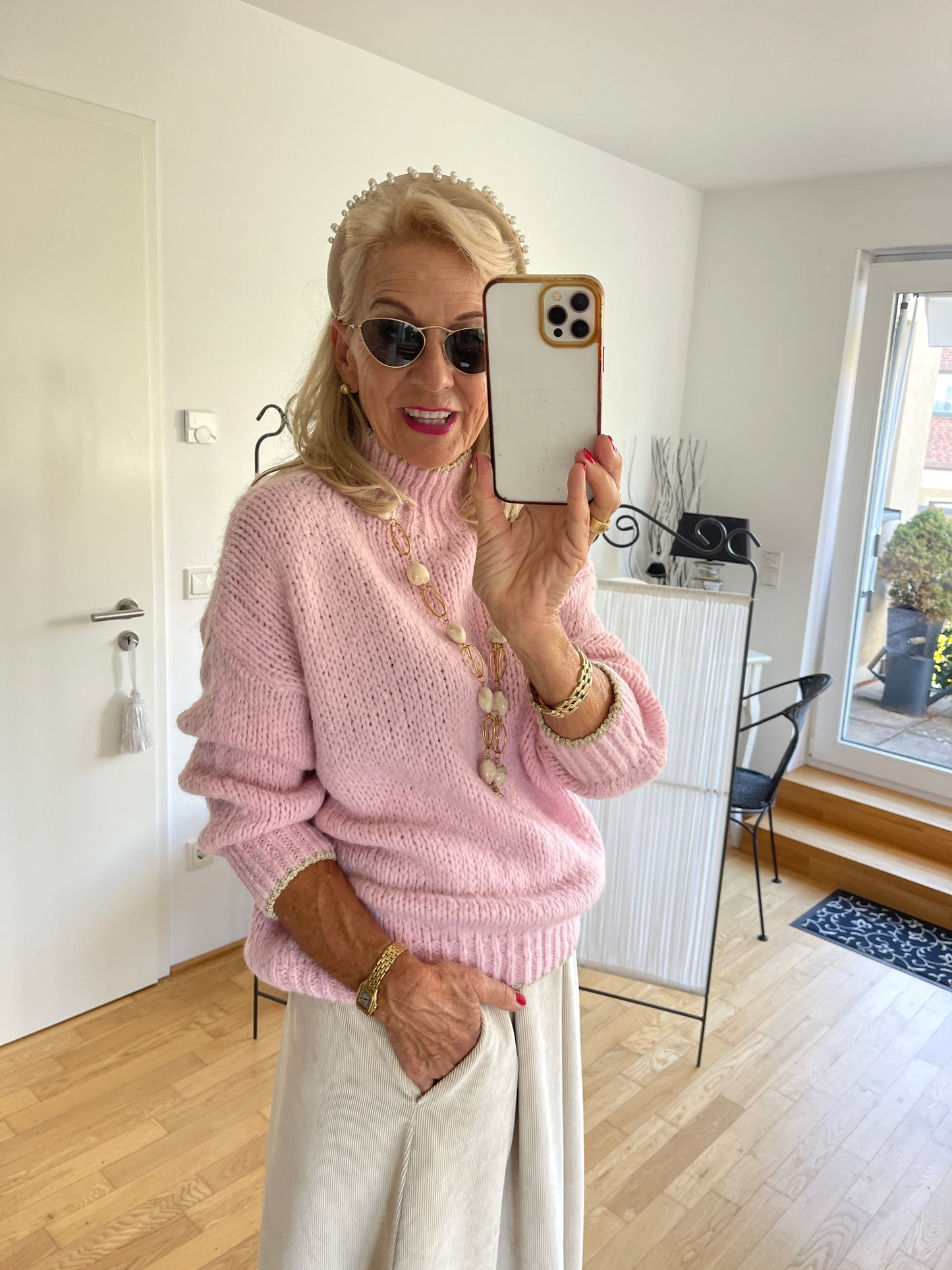 Pullover SAMANTHA rose €89,90; zarte Farben auch in kühlen Tagen🍂