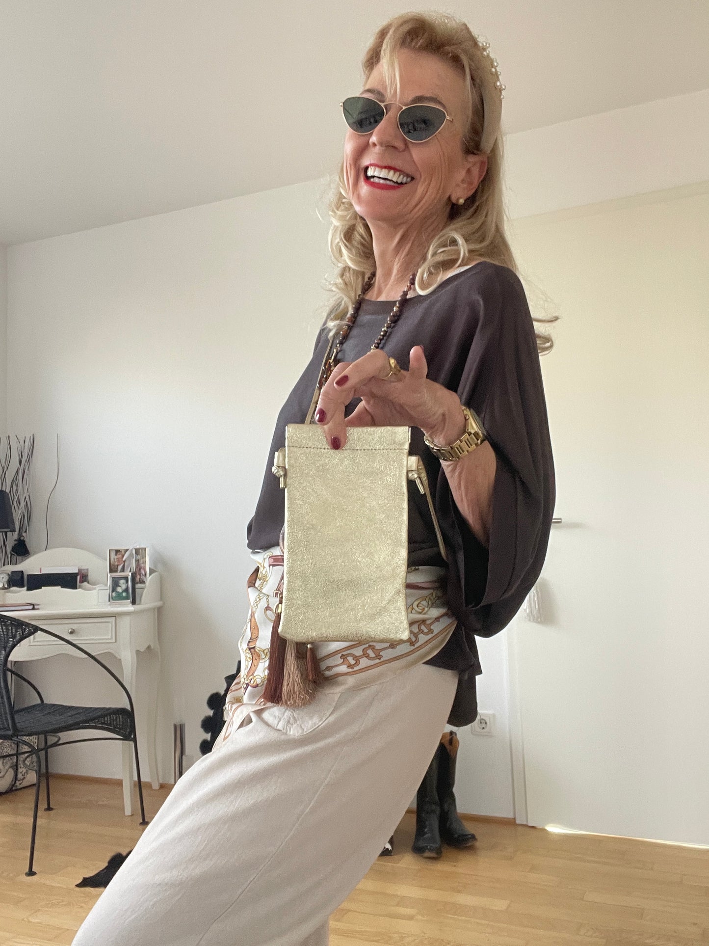 Tasche HANDY gold €29,90; ein mega schickes wie praktisches Accessoires