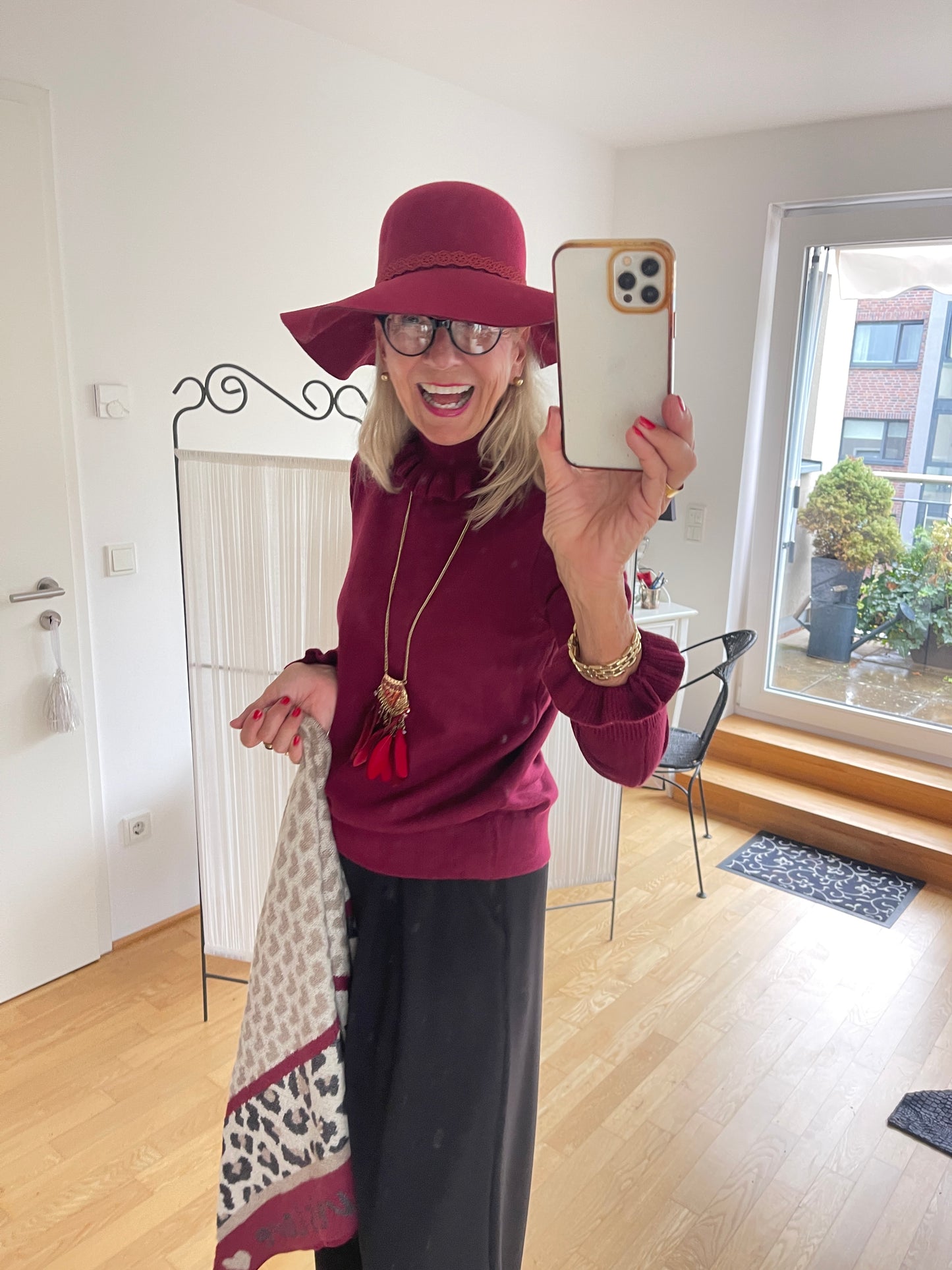 Pullover JELO bordeaux €69,90; Basic-Look trifft Raffinesse🍁