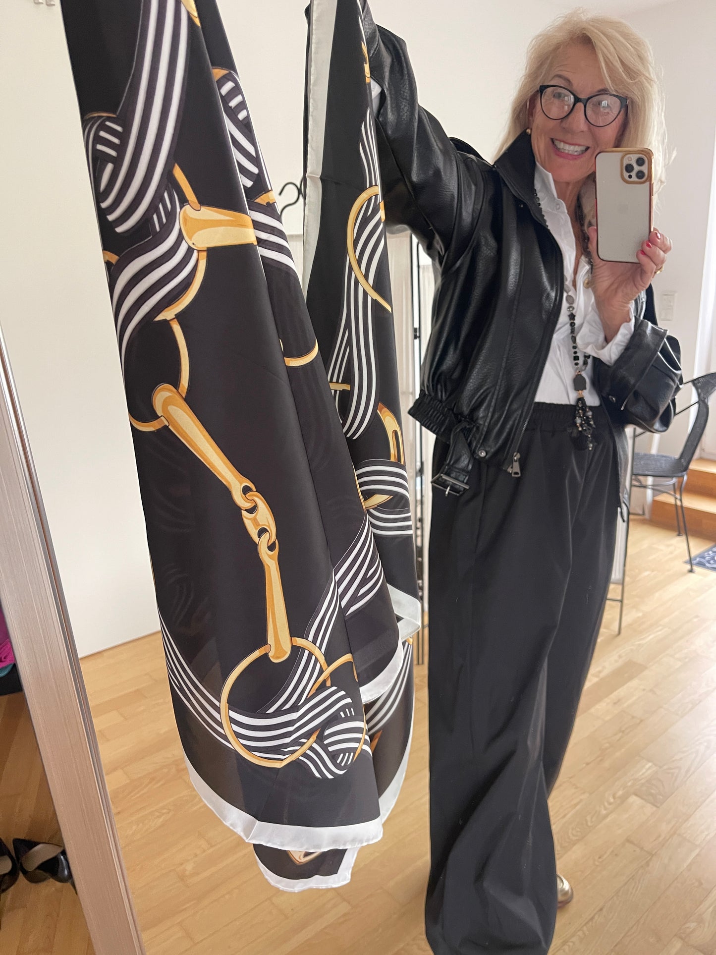 Schal Nikkituch SAPHIR €29,90; so richtig edel; ein tolles Accessoires🍁