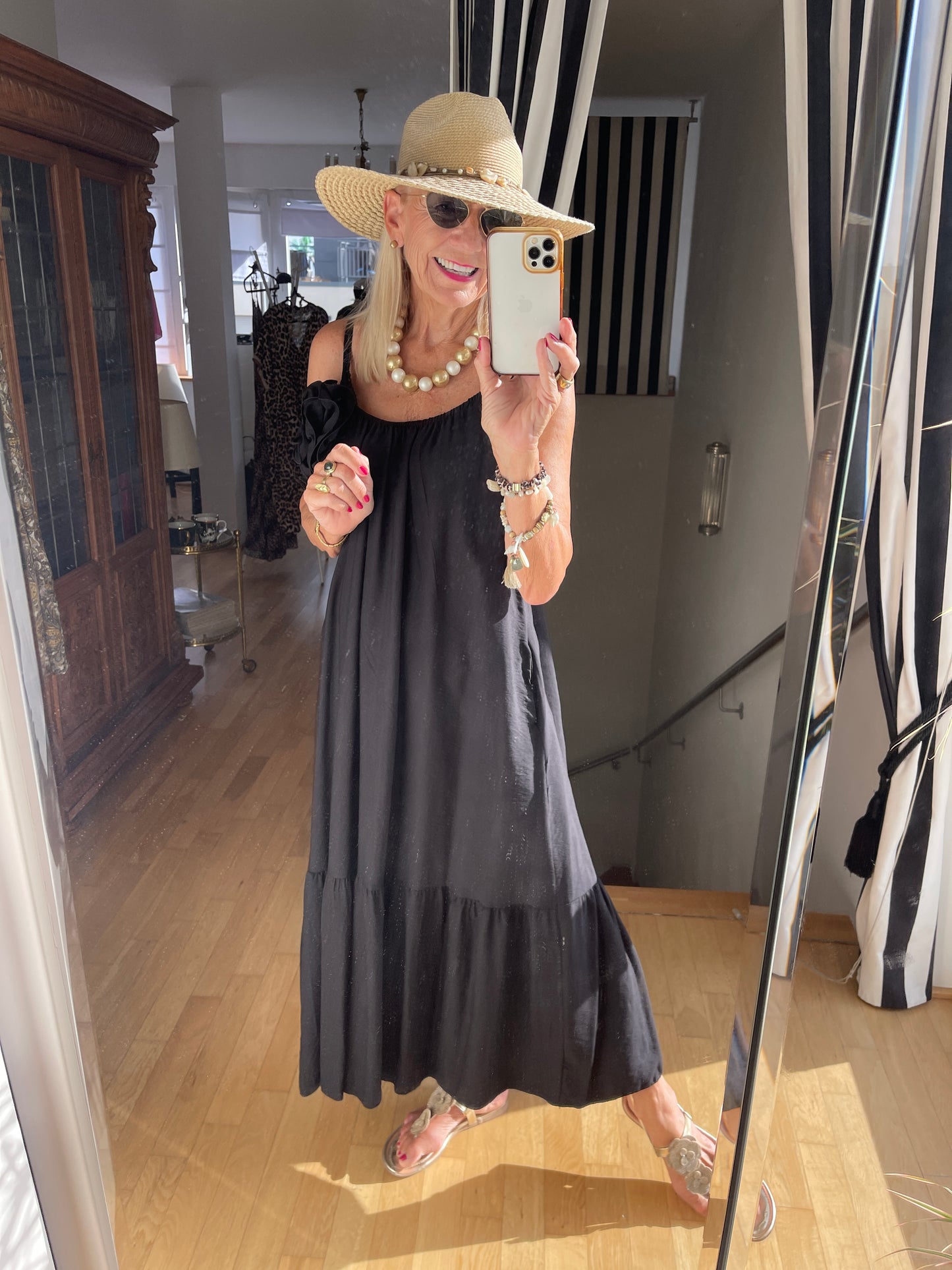 Kleid ROSETTE €89,90 statt €129,90; … so ein schickes „ KLEINES SCHWARZES“ gehört in jeden Kleiderschrank
