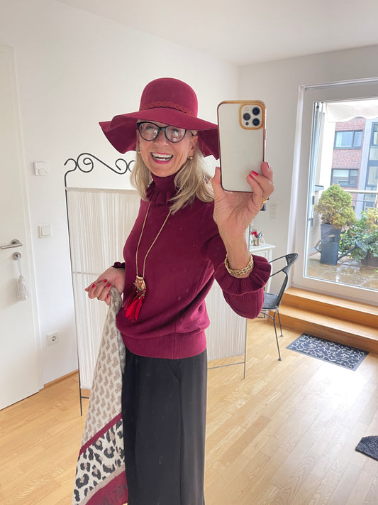 Pullover JELO bordeaux €69,90; Basic-Look trifft Raffinesse🍁