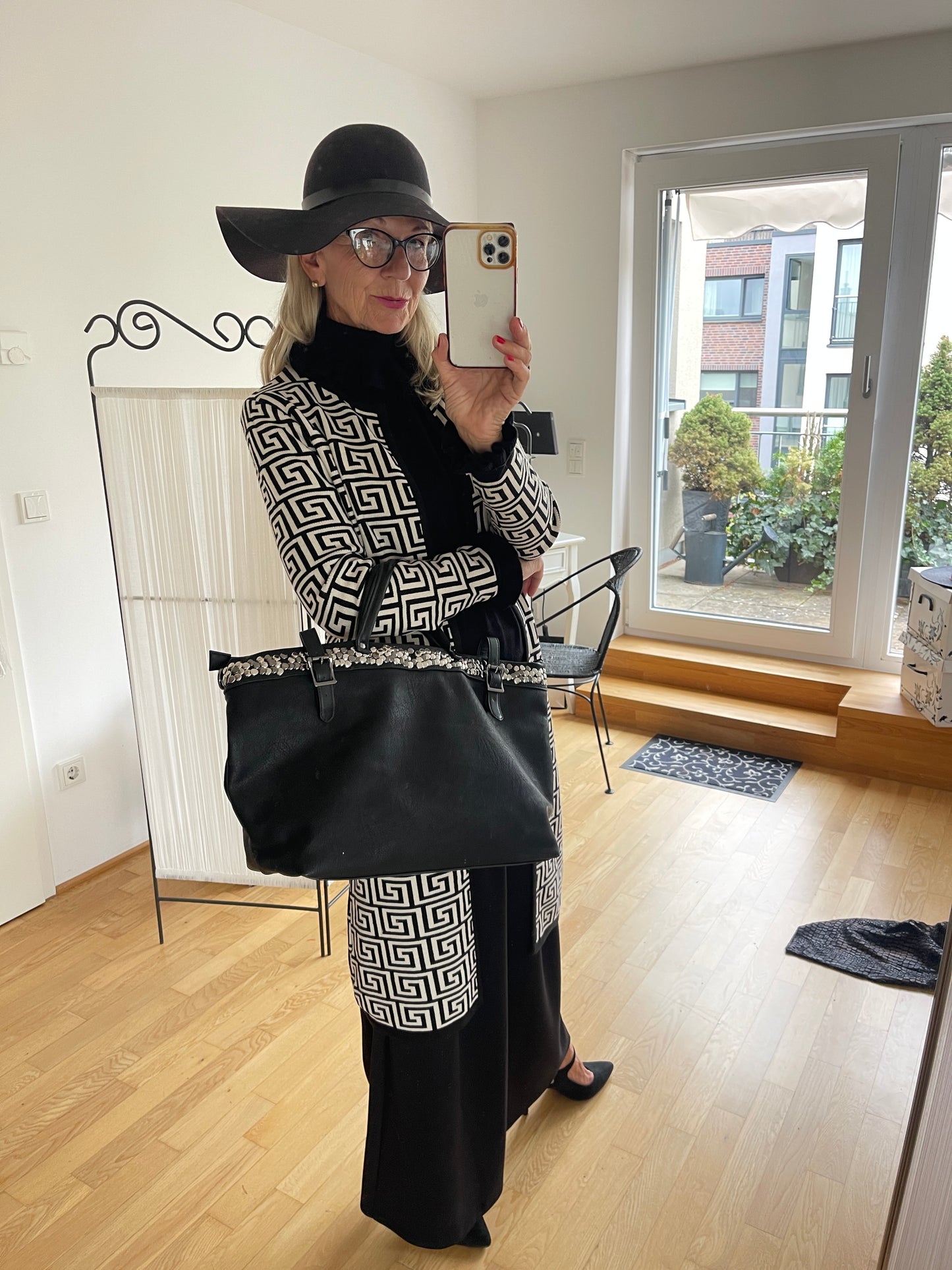 Mantel ENZO €119,90; grandioser Style in Black&White🍂