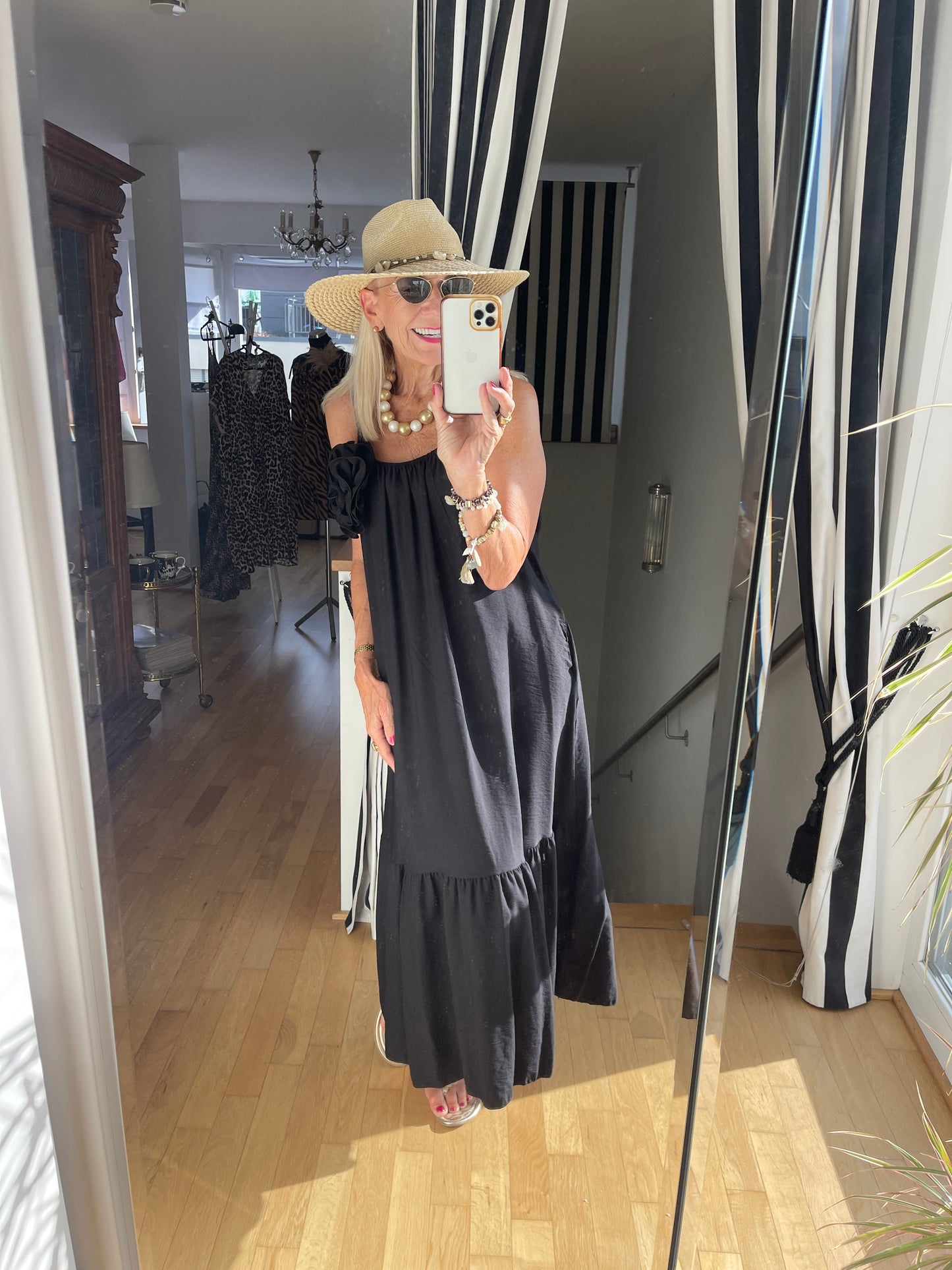 Kleid ROSETTE €89,90 statt €129,90; … so ein schickes „ KLEINES SCHWARZES“ gehört in jeden Kleiderschrank