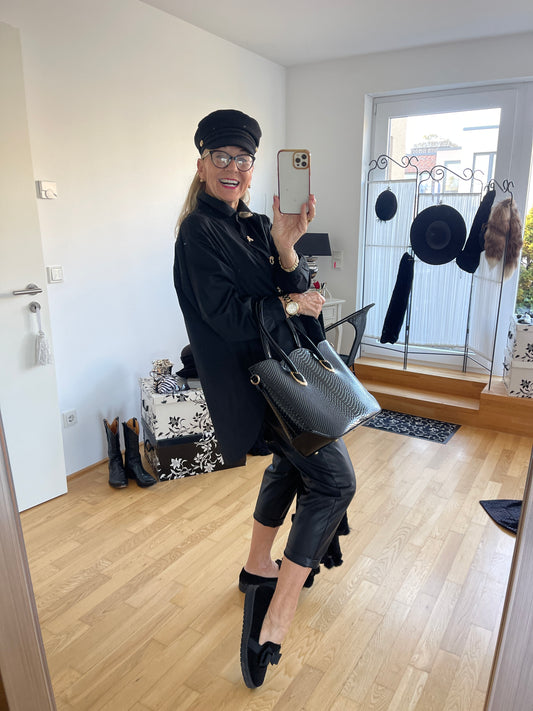 Bluse DARLING black; €49,90 statt €89,90; „ Im Black-Friday-Outlet“ super schicke & ausgefallene Oversize-Long-Bluse