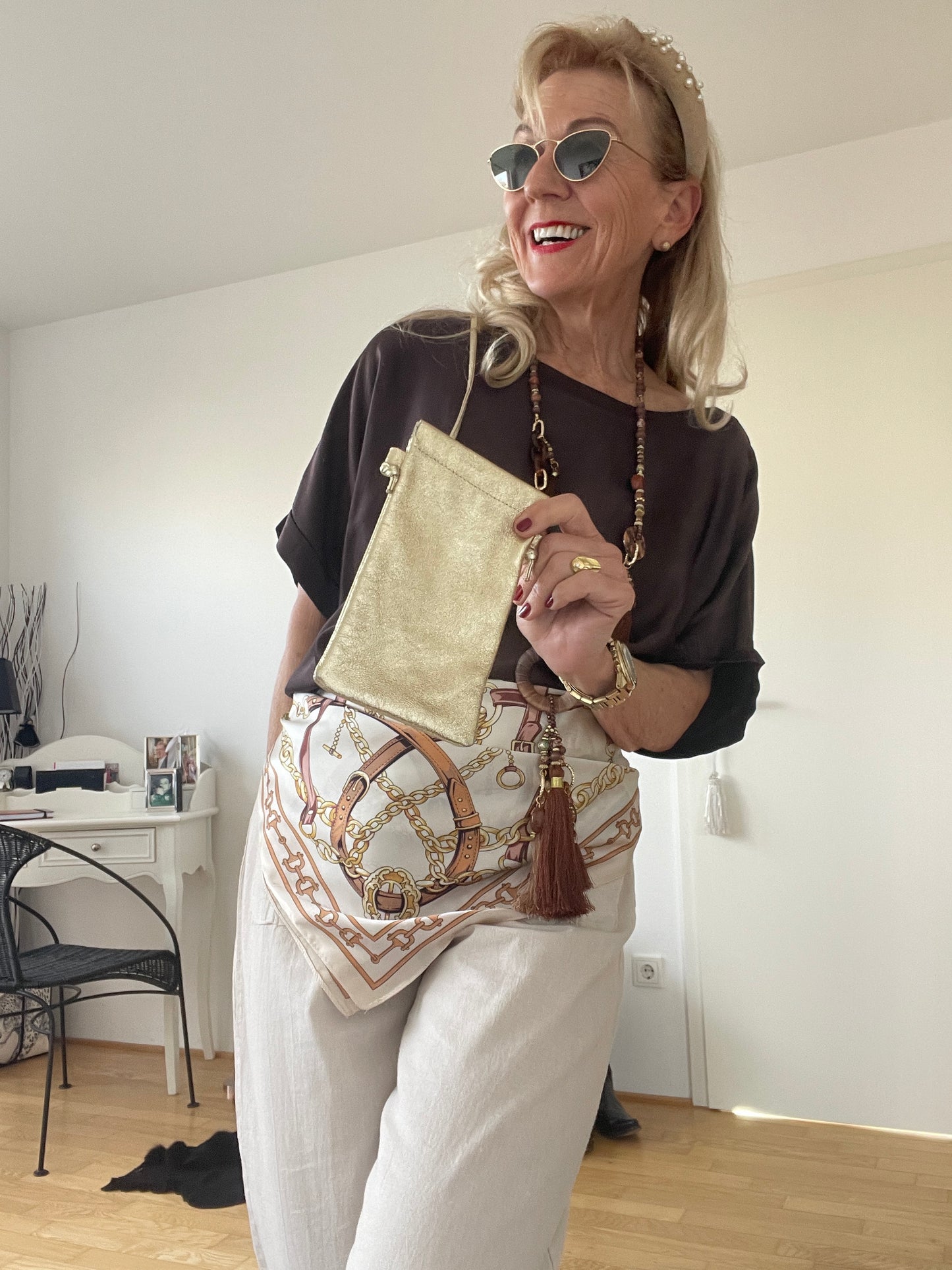 Tasche HANDY gold €29,90; ein mega schickes wie praktisches Accessoires