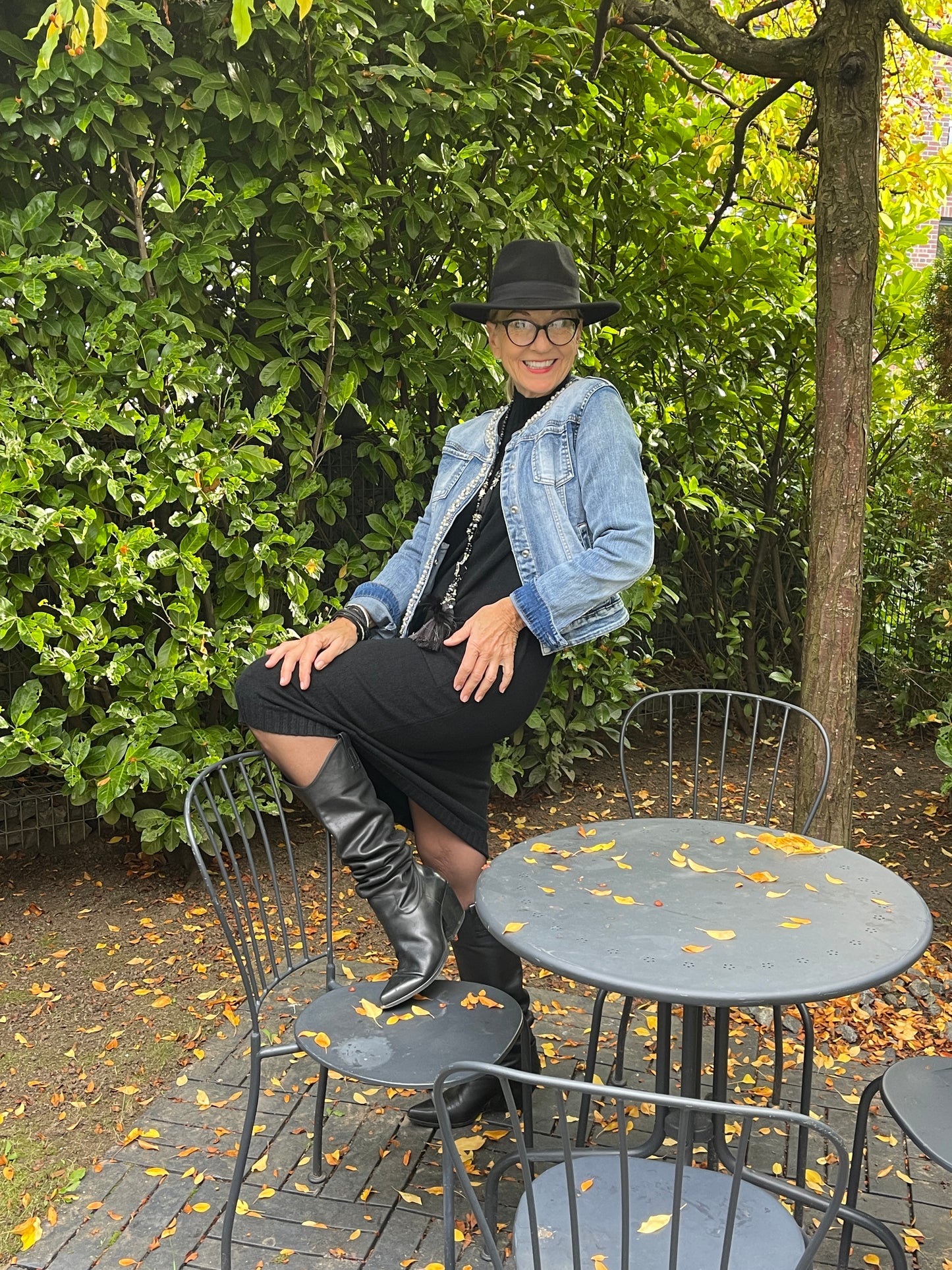 Jacke KIKKI €79,90 statt €99,90; „ Im Black-Friday-Outlet“, super edel wie lässige Jeans-Jacke; unser FASHIONISTA-TIP