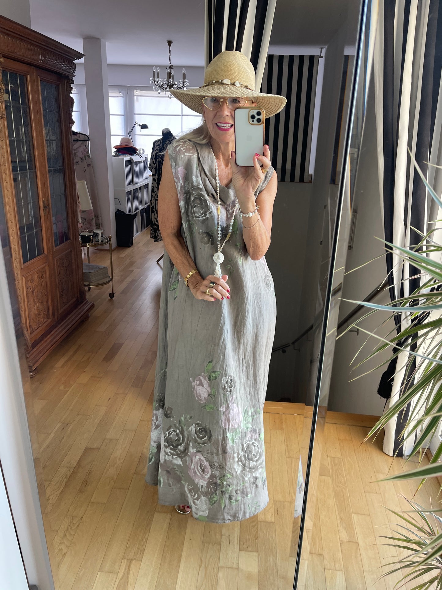 Kleid CARLOTTA nougat €79,90 statt €109,90;… Kleider machen Leute… Modell CARLOTTA hält Wort