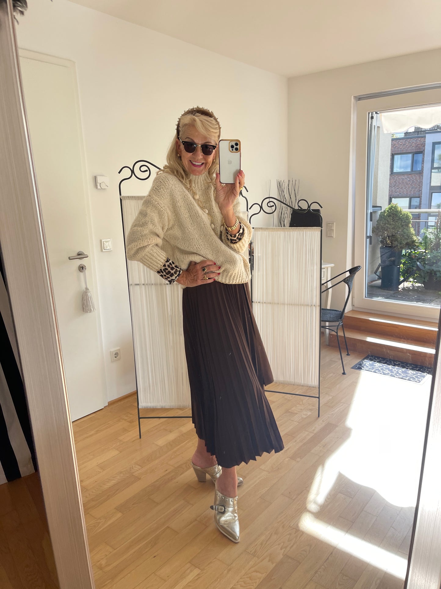 Pullover SAMANTHA beige €89,90; zarte Farben auch an kühlen Tagen🍂