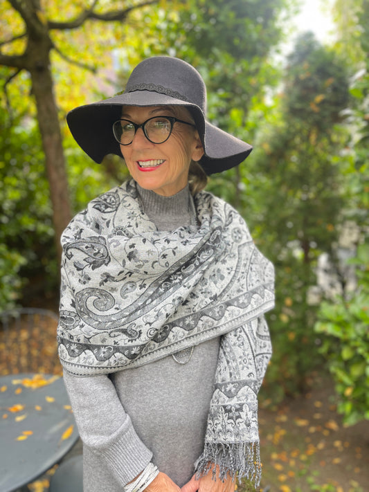 Schal Castell €49,90; … Ein ganz besonderes Teil!!!!