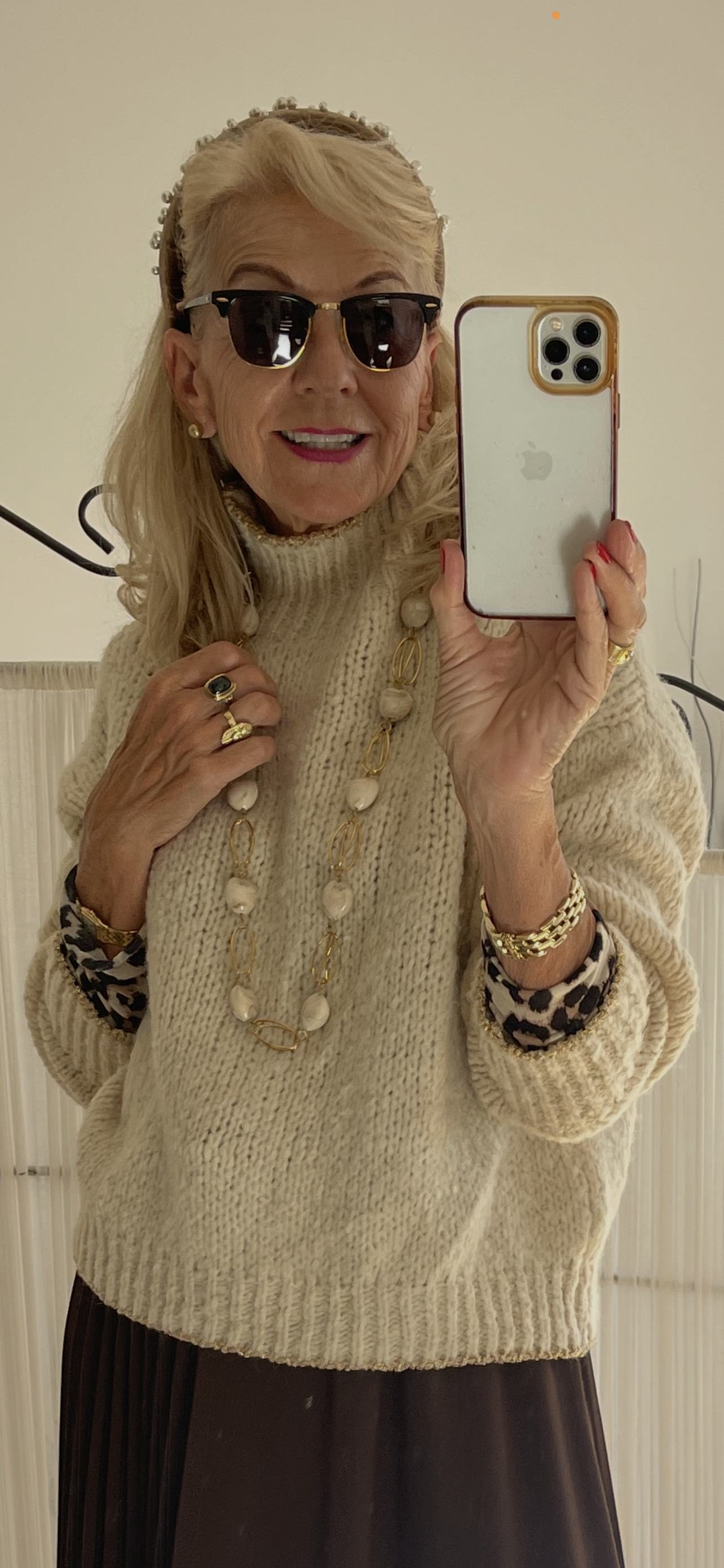 Pullover SAMANTHA beige €89,90; zarte Farben auch an kühlen Tagen🍂