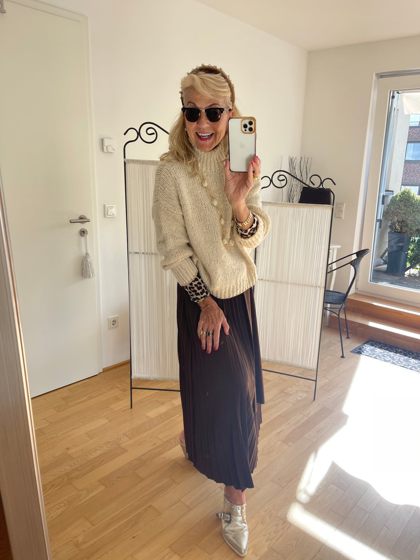 Pullover SAMANTHA beige €89,90; zarte Farben auch an kühlen Tagen🍂