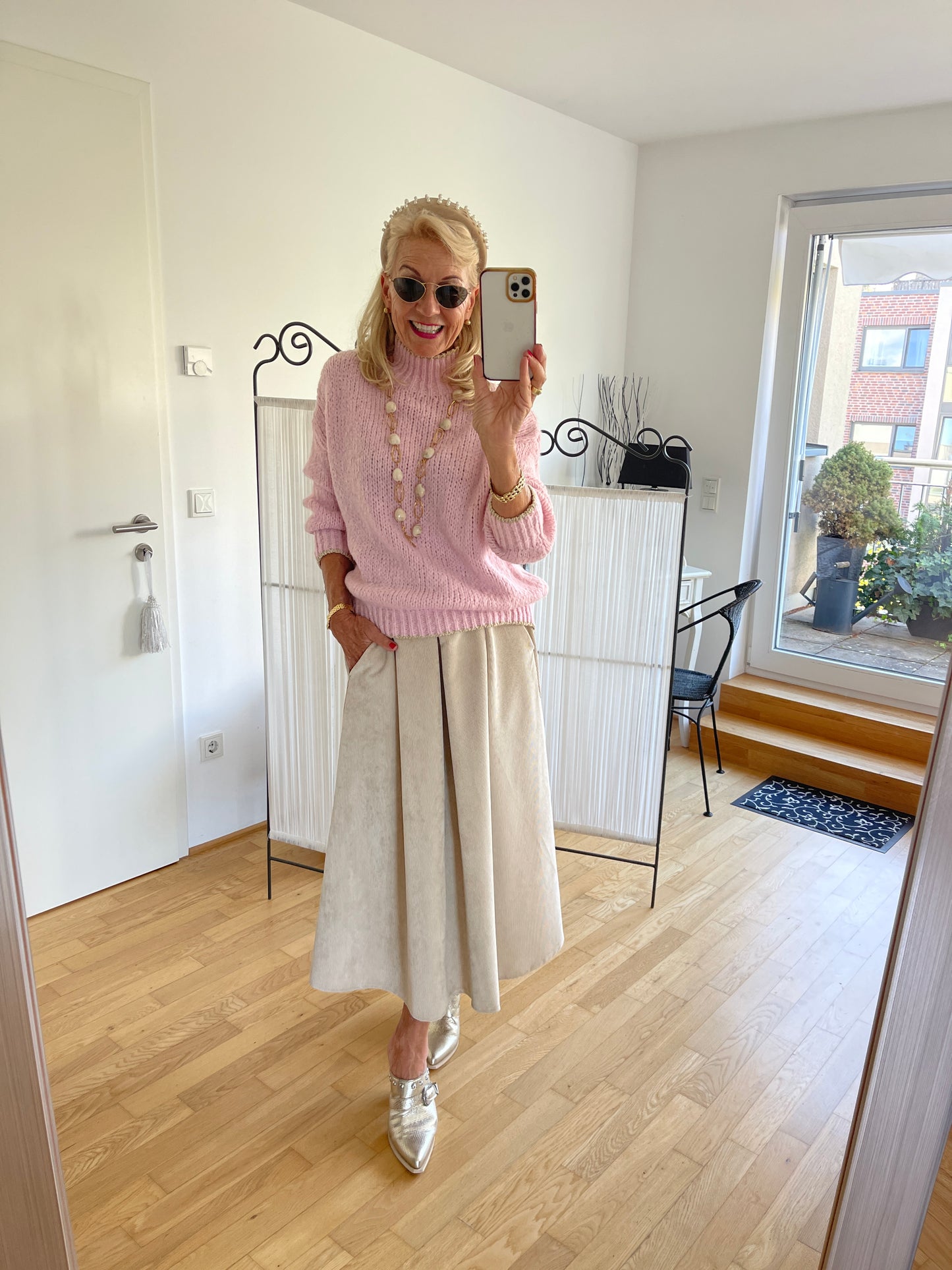 Pullover SAMANTHA rose €89,90; zarte Farben auch in kühlen Tagen🍂
