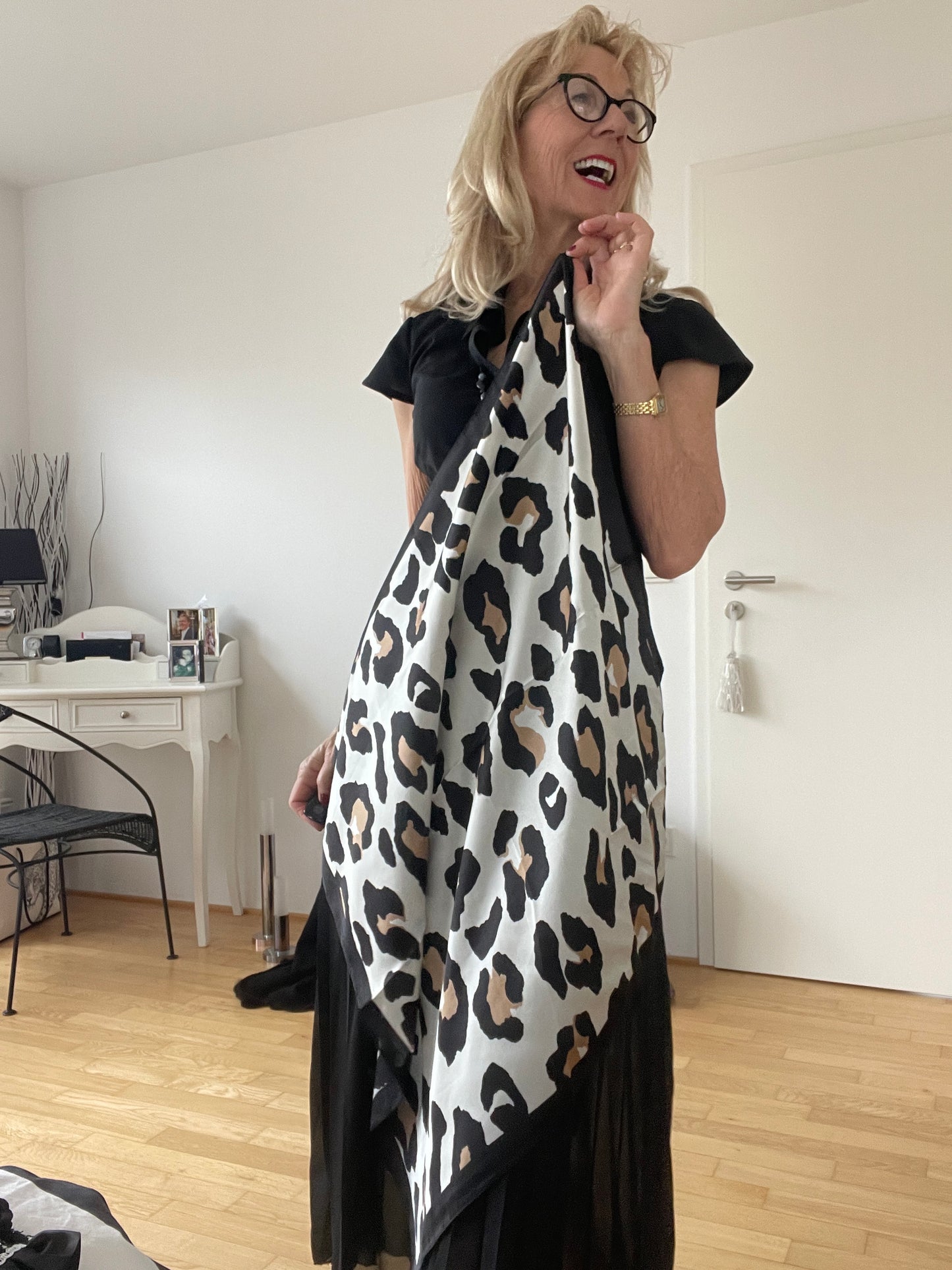 Schal/NICKTUCH CAMILLE €29,90; BLACK& WHITE mit einem Schuss LEO