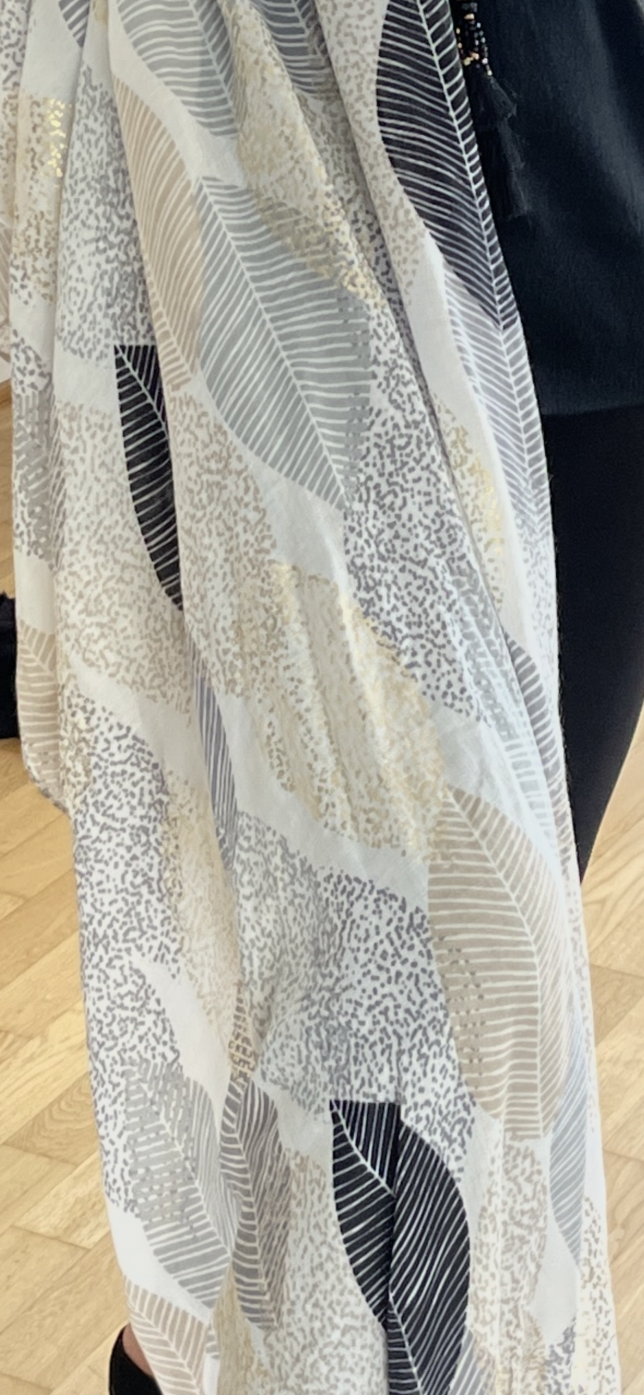 Schal LEAVES gold/silver; €29,90 statt €39,90 im Black-Friday-Deal edel und leicht .. ein wunderschönes Accessoires