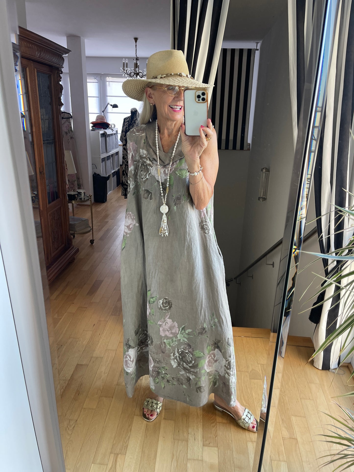 Kleid CARLOTTA nougat €79,90 statt €109,90;… Kleider machen Leute… Modell CARLOTTA hält Wort