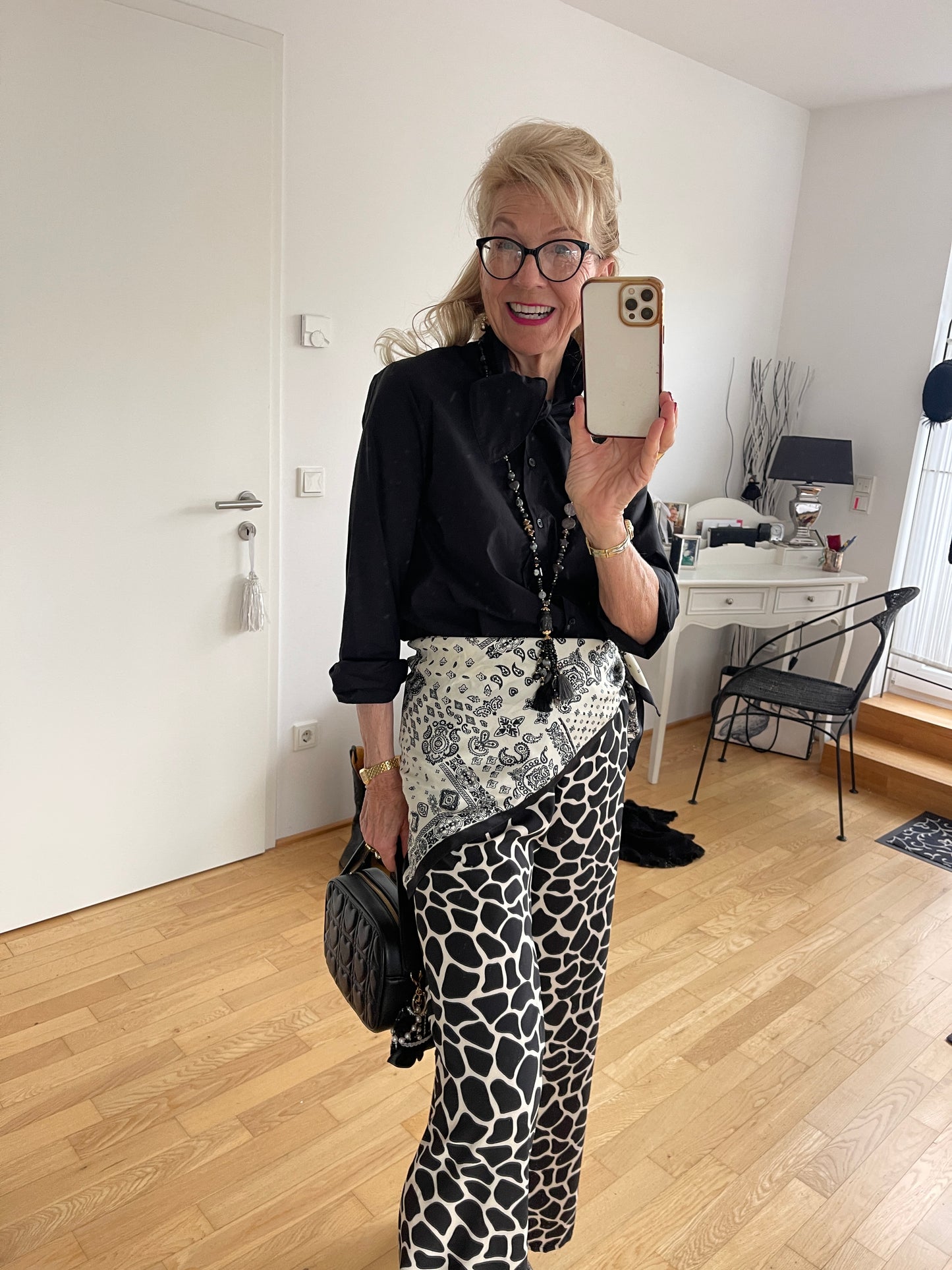 Bluse DELIA black €79,90; das ist doch mal eine ganz besondere schwarze Bluse