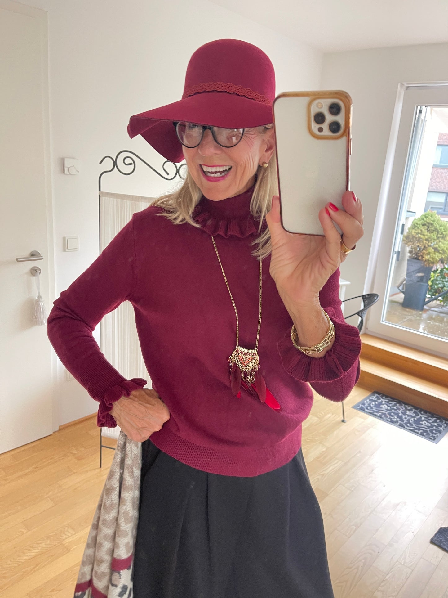 Pullover JELO bordeaux €69,90; Basic-Look trifft Raffinesse🍁