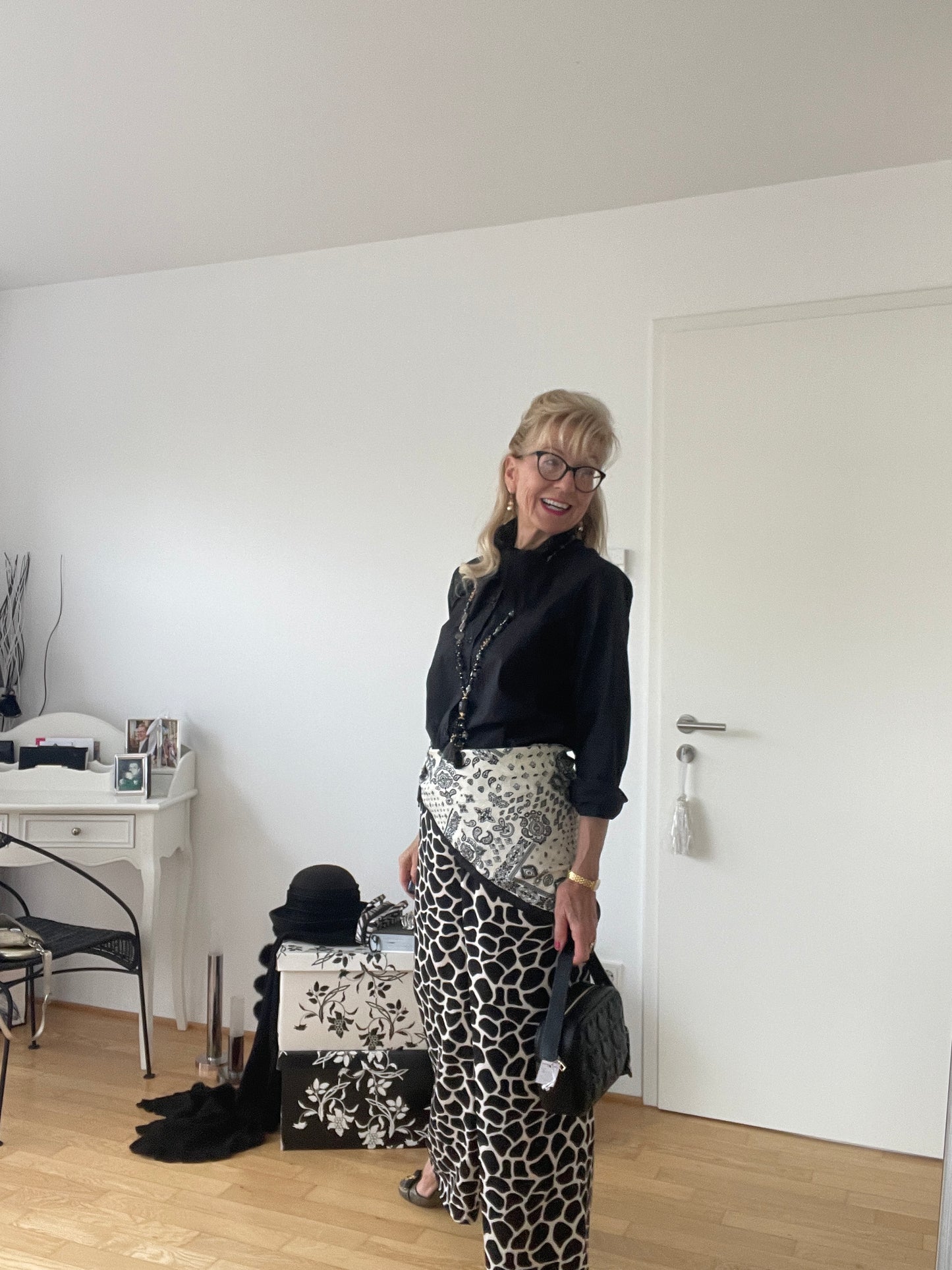Bluse DELIA black €79,90; das ist doch mal eine ganz besondere schwarze Bluse
