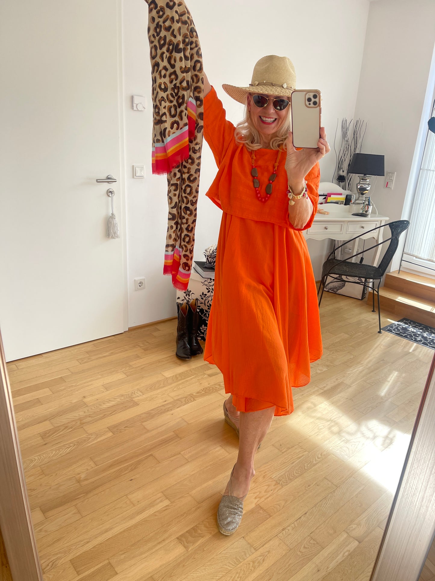 Kleid FLAIR orange; ein Modell zwei Kleider