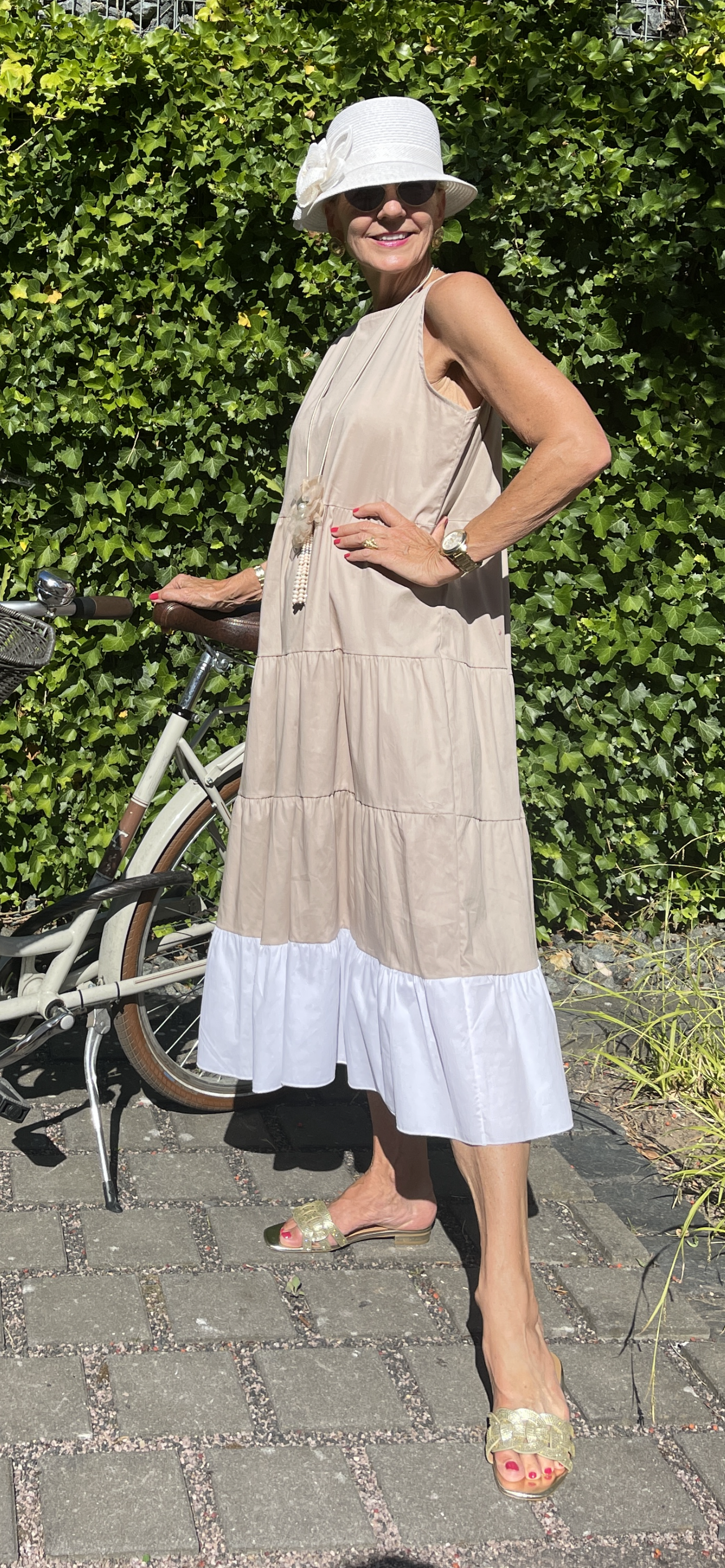 Kleid KARMA beige/weiß; €109,90