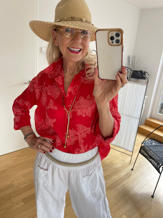 Bluse COSMA red €69,90; herrlich locker und lässig fallendes Modell, edler Chic mit Pfiff.