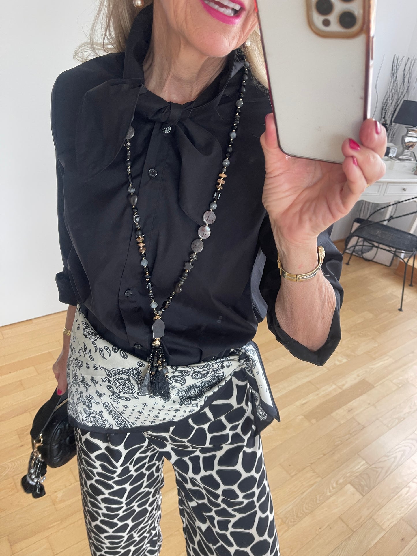 Bluse DELIA black €79,90; das ist doch mal eine ganz besondere schwarze Bluse