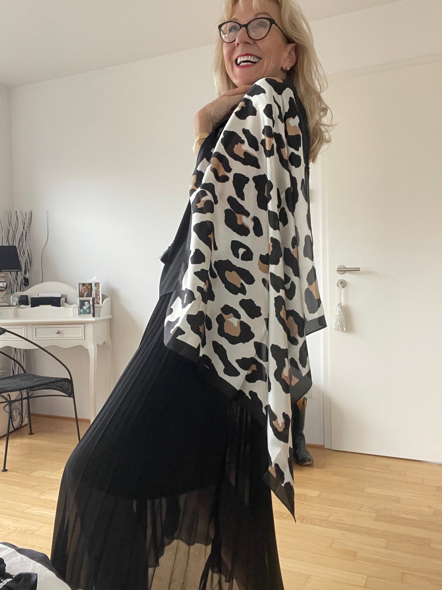 Schal/NICKTUCH CAMILLE €29,90; BLACK& WHITE mit einem Schuss LEO