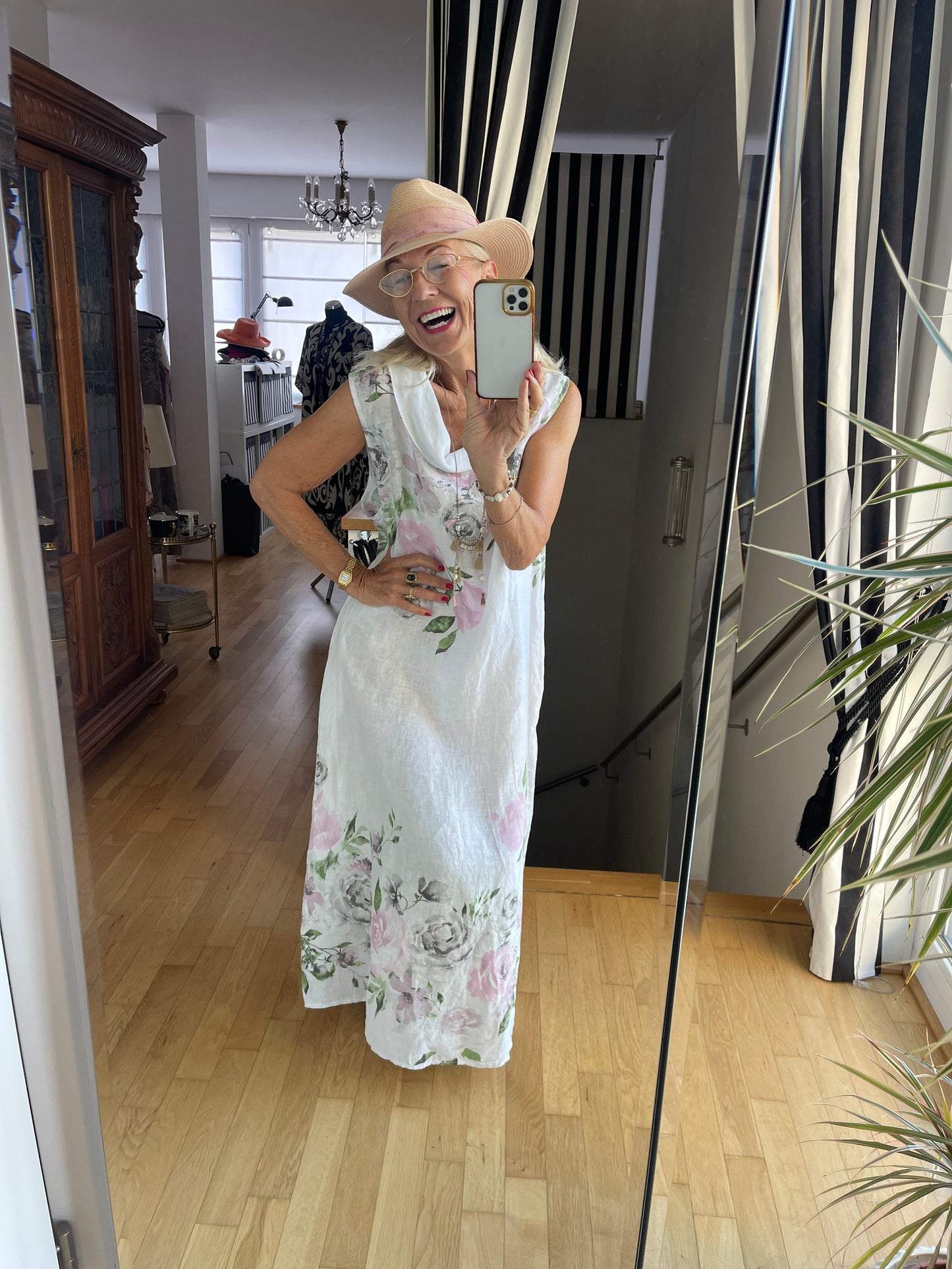 Kleid CARLOTTA white €79,90 statt €109,90; Kleider machen Leute!!… Modell CARLOTTA hält Wort!!