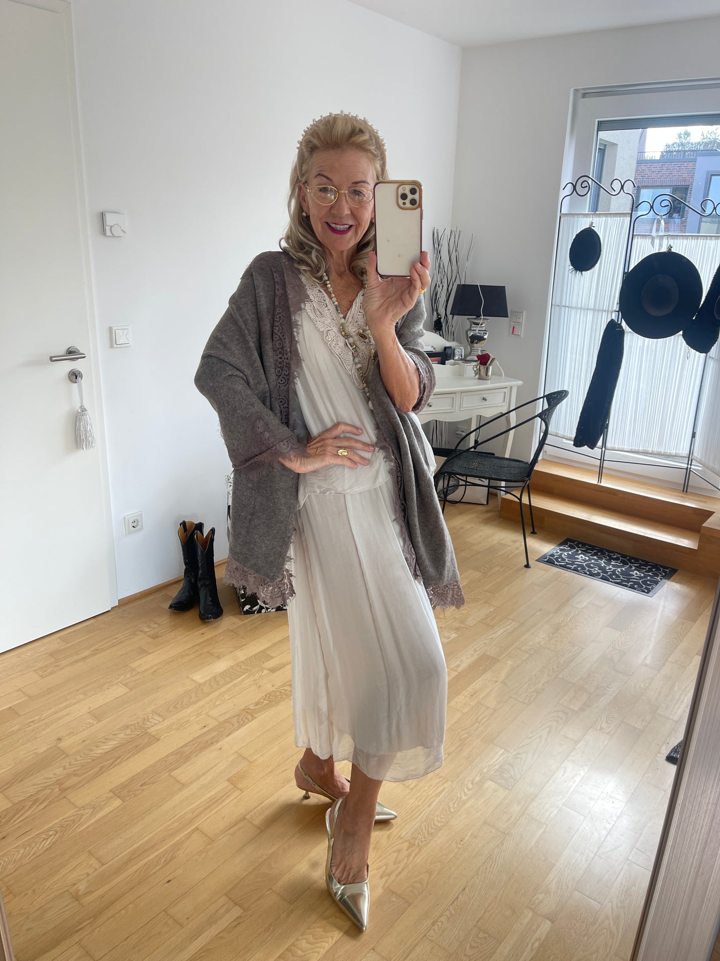 Schal NERO taupe €89,90; ein kuscheliges „Must-Have“ für die kommende Saison