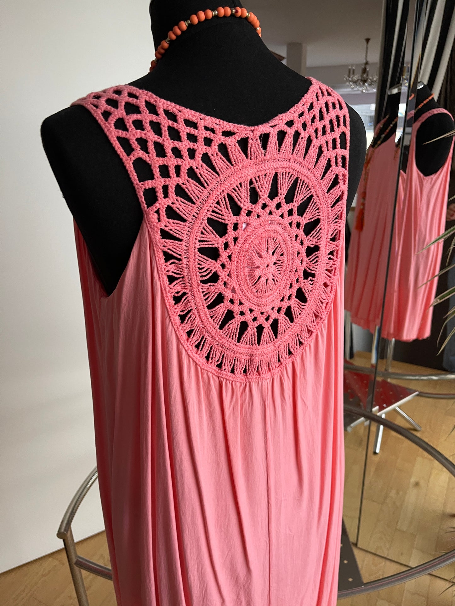 Kleid BURMA lachs €59,90 statt €79,90; ein schöner Rücken kann auch entzücken